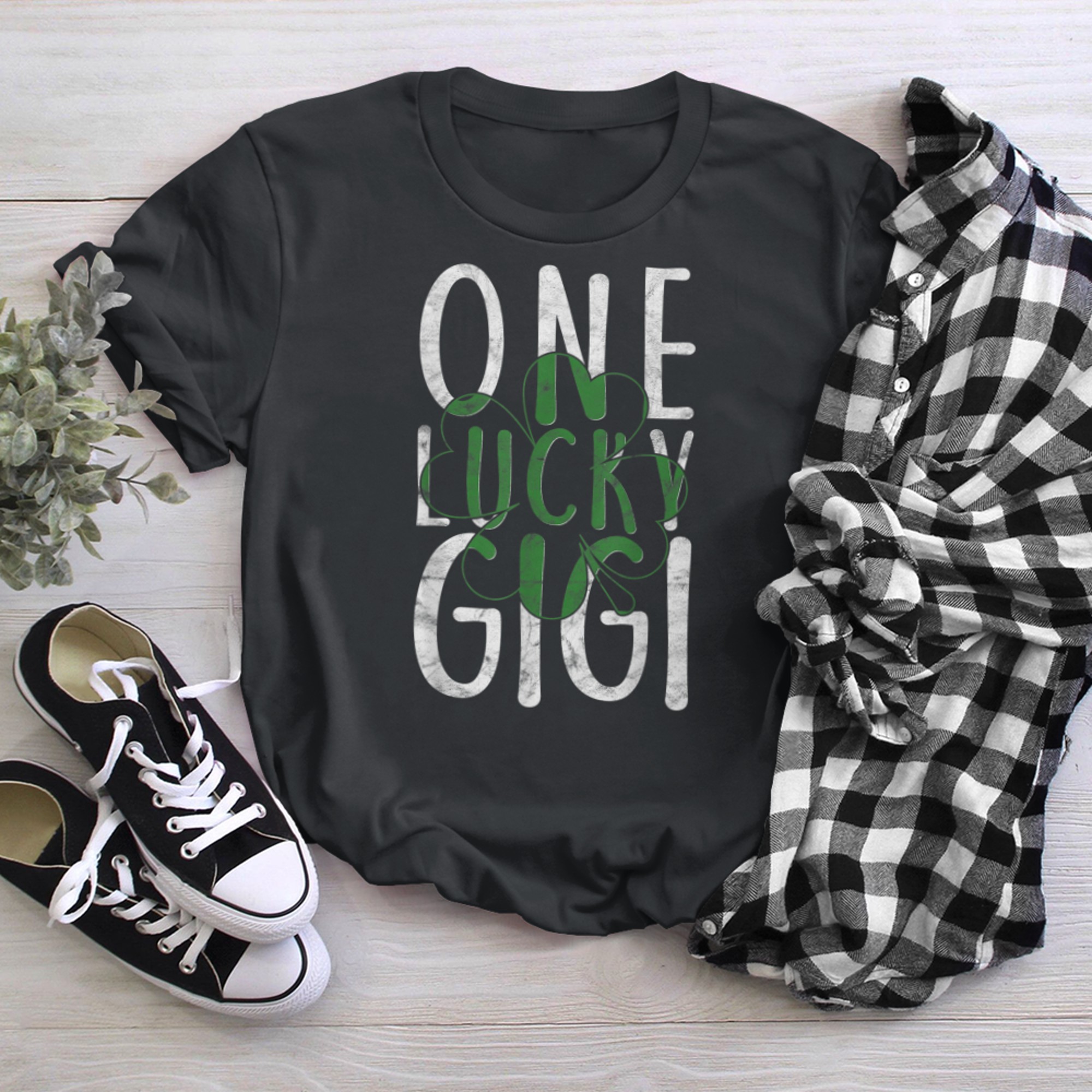 One Lucky Gigi Irish Grandmother St Patricks Day Mom t-shirt black