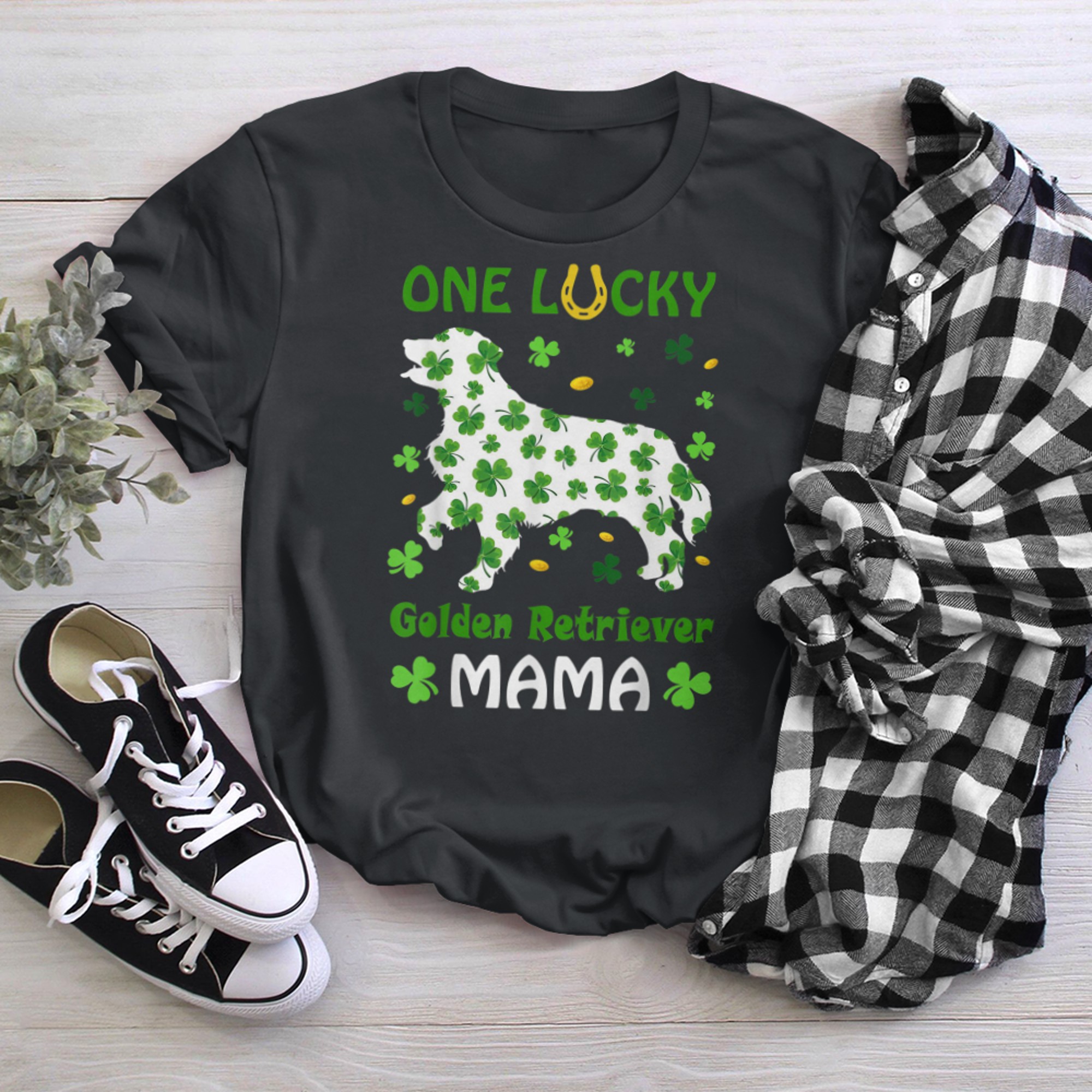 One Lucky Golden Retriever Mom! t-shirt black