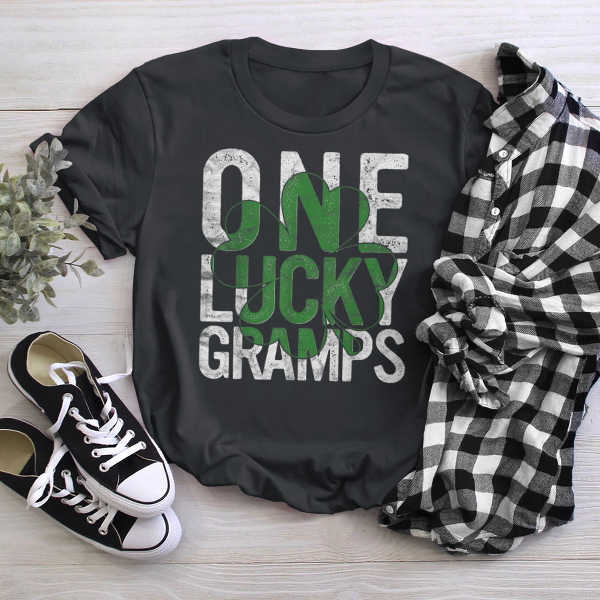 One Lucky Gramps Irish Grandfather St Patricks Day Dad t-shirt black