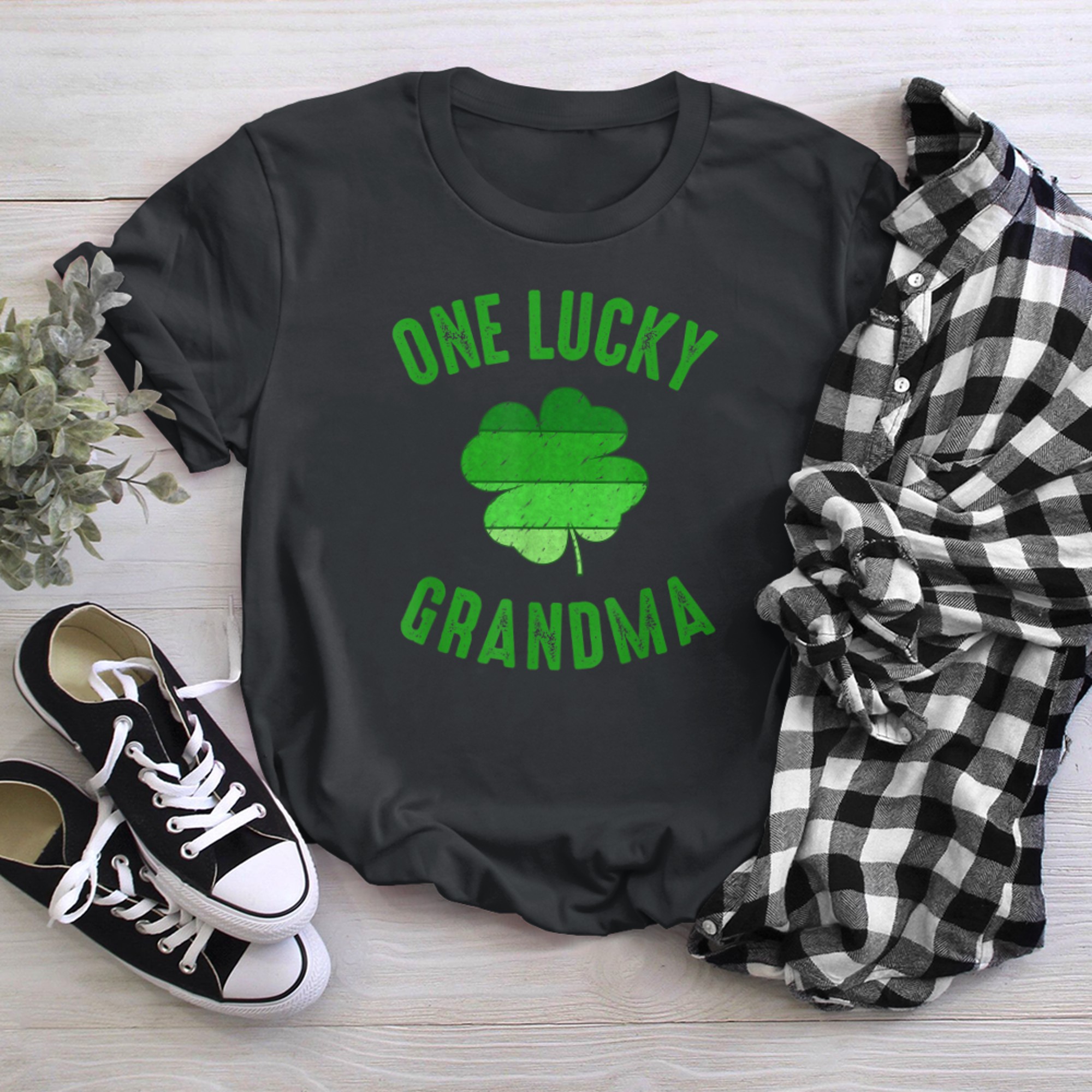 One Lucky Grandma St Patricks Day Womens Mom t-shirt black