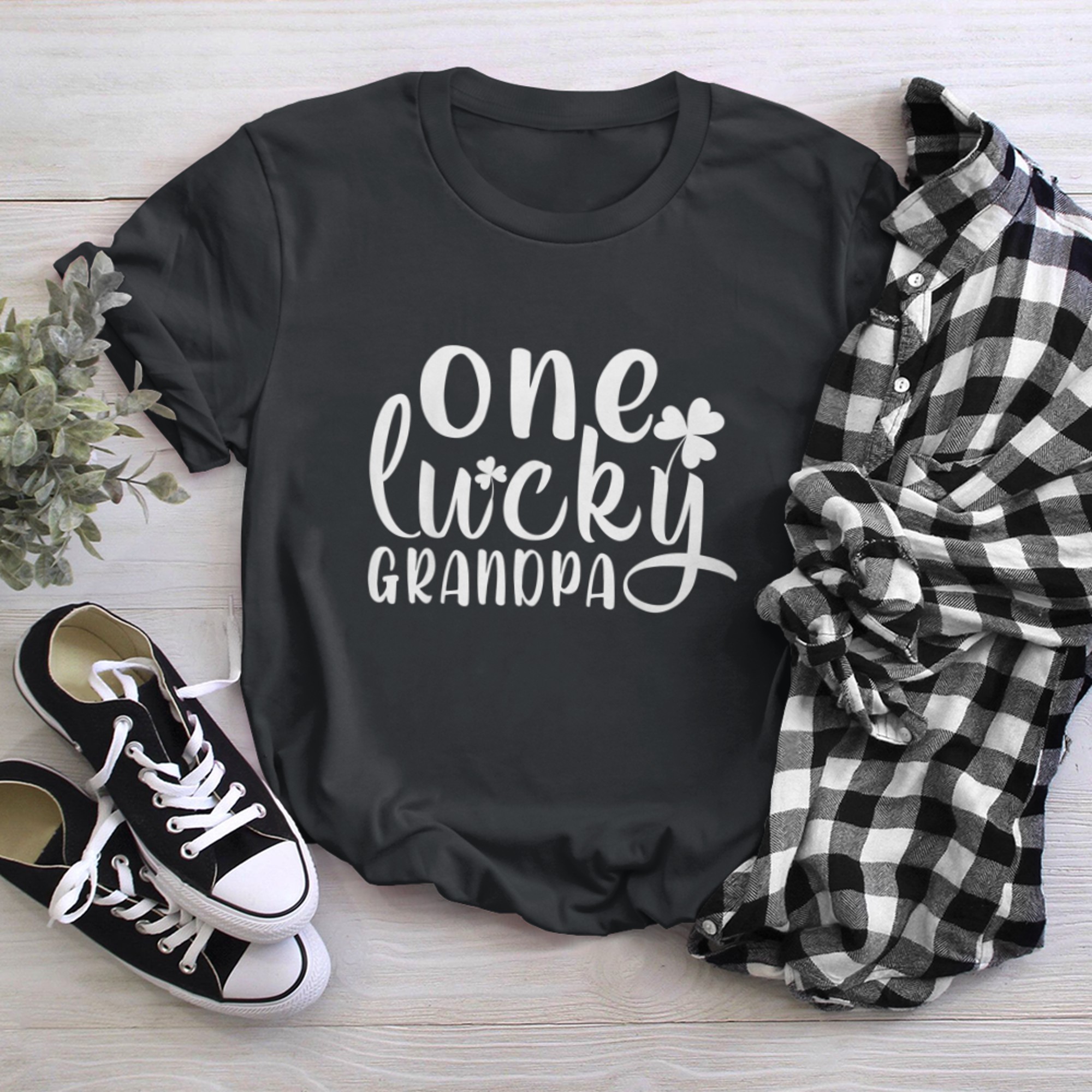 One Lucky Grandpa T-Shirt Proud Dad Grandpa St. Patricks Day t-shirt black