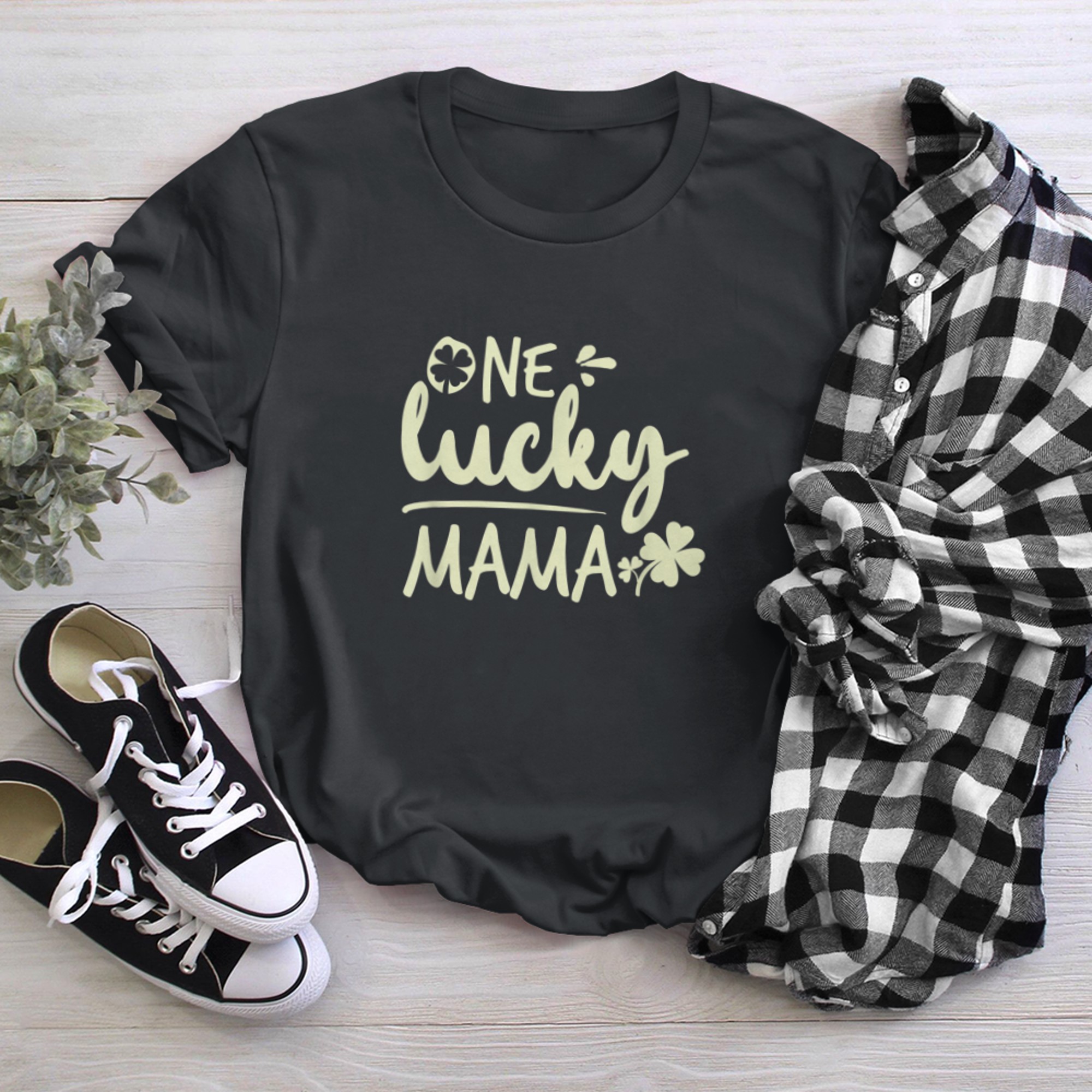 One Lucky Mama - for Mom - Funny St Patricks Day t-shirt black