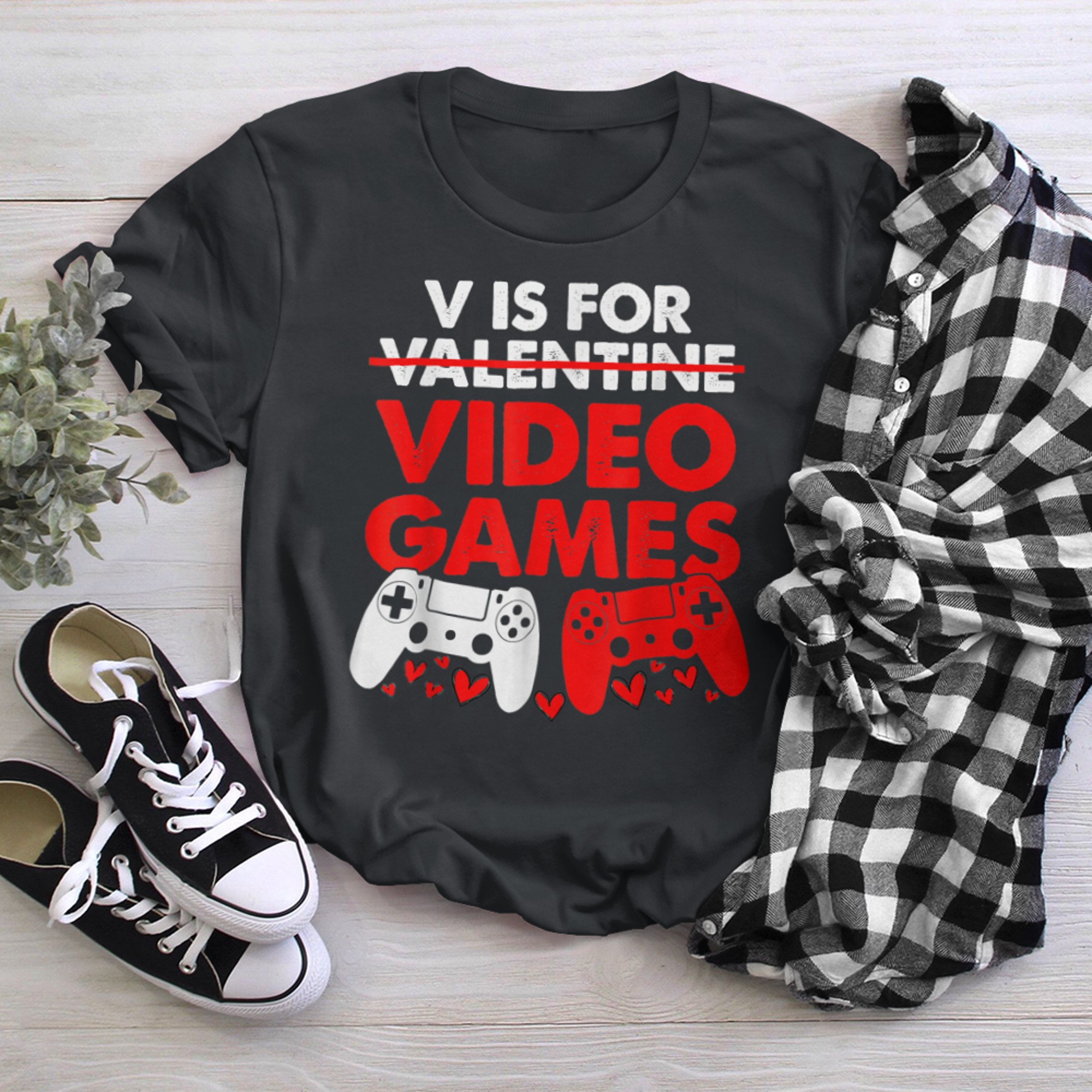 V is for Video Games Funny Valentines Day Gamer Boy Men Girl (1) t-shirt black