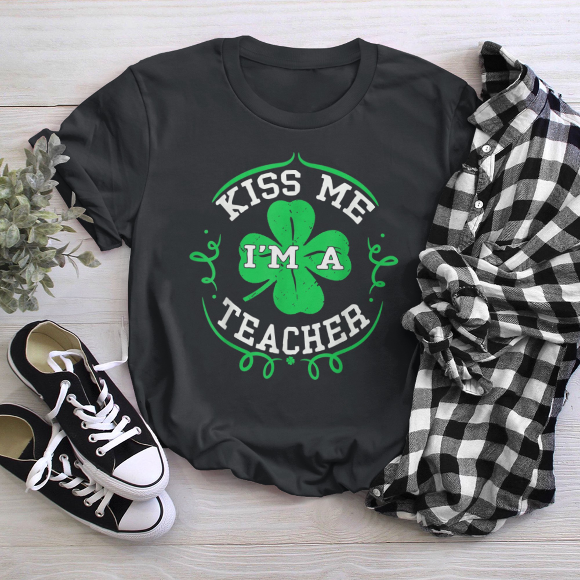 Kiss Me I'm A Teacher St Patrick's Day One Lucky Teachers t-shirt black