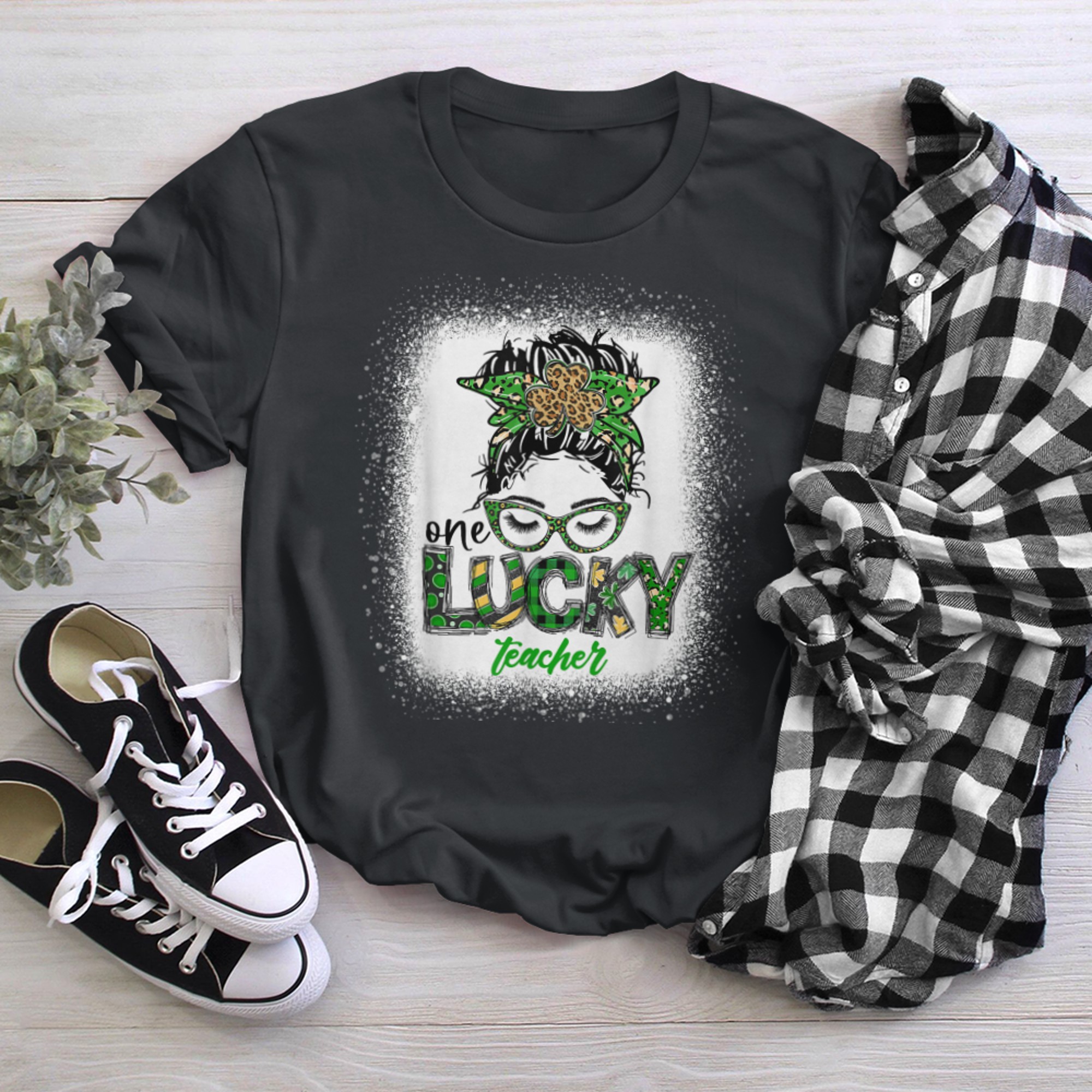 Love Messy Bun One Lucky Teacher St. Patrick's Day School (1) t-shirt black