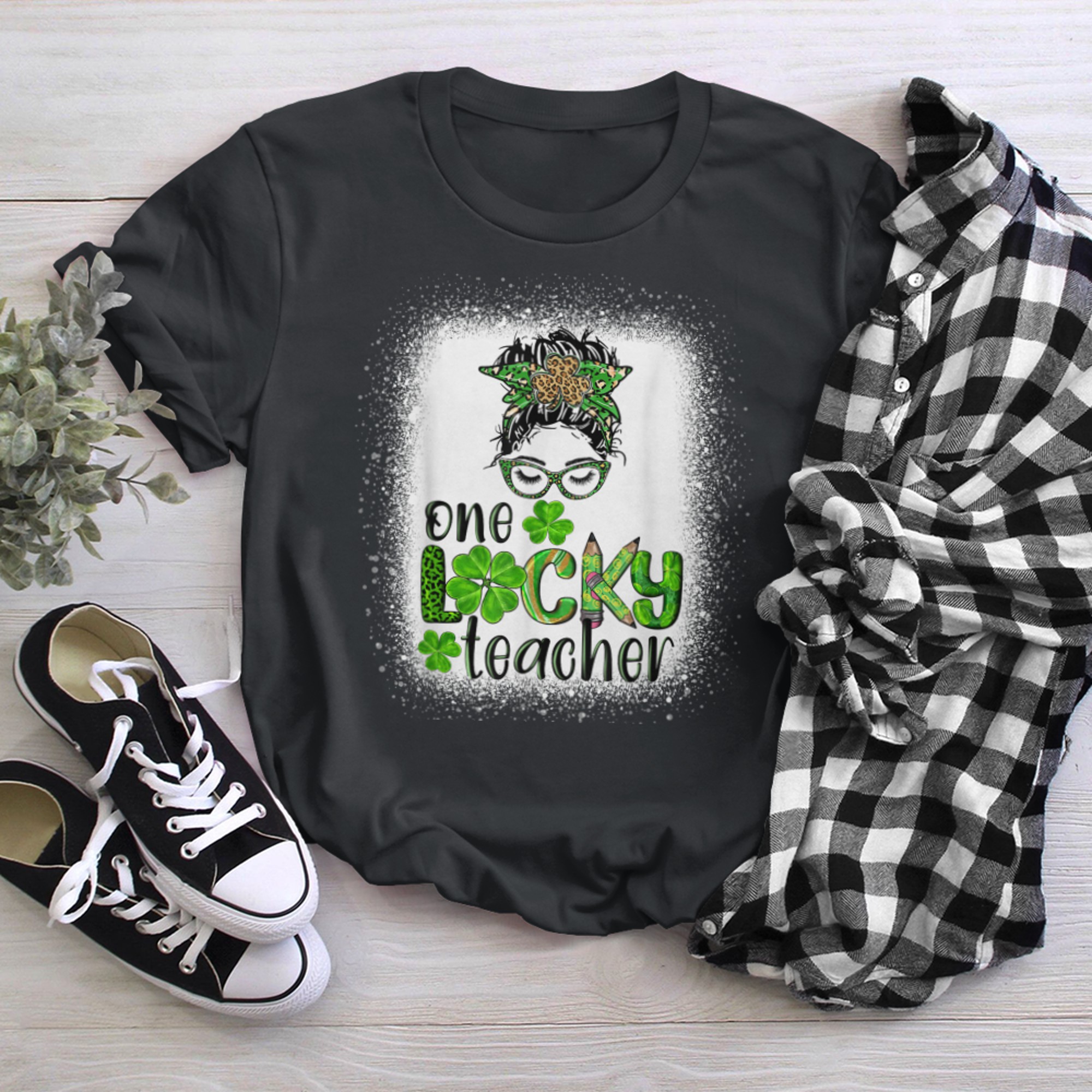 Love Messy Bun One Lucky Teacher St. Patrick's Day School (5) t-shirt black