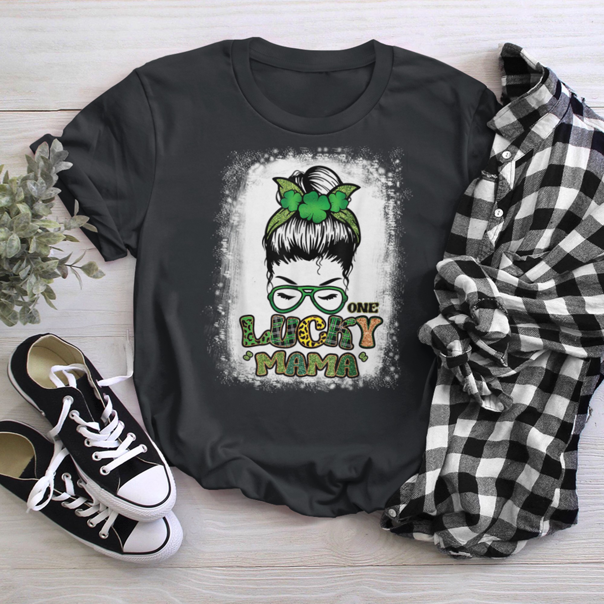 One Lucky Mama Cute Messy Bun Saint Patrick s Day Irish (1) t-shirt black