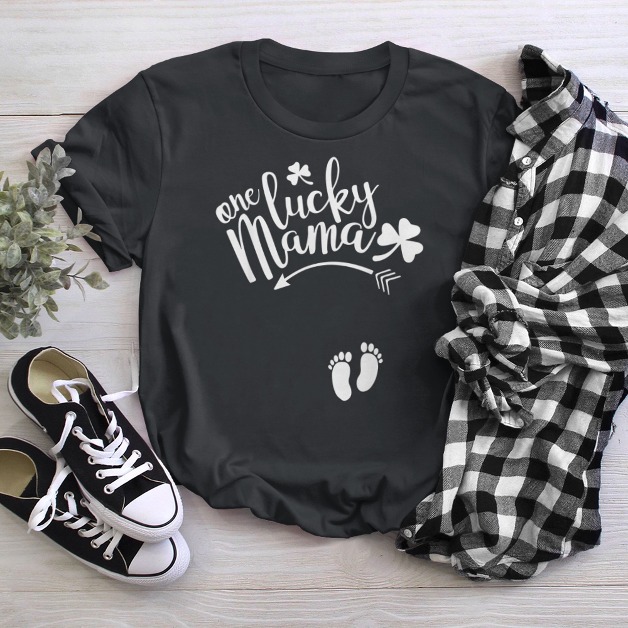 One Lucky Mama Cute St Patrick's Day Pregnancy Announcement t-shirt black