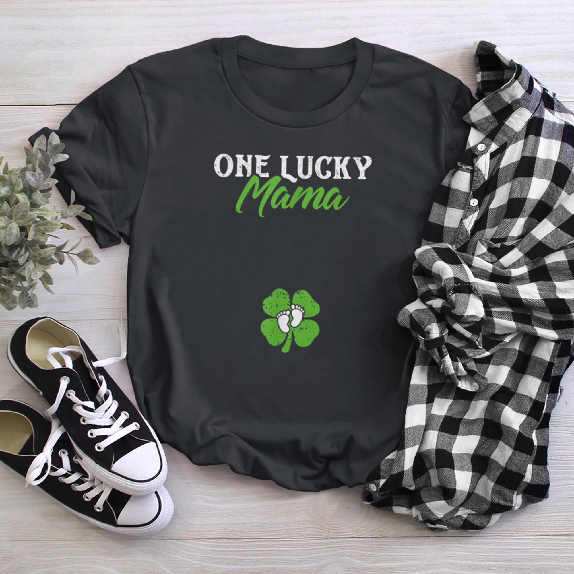 One Lucky Mama Cute St Patricks Day T-Shirt Pregnancy Women (1) t-shirt black