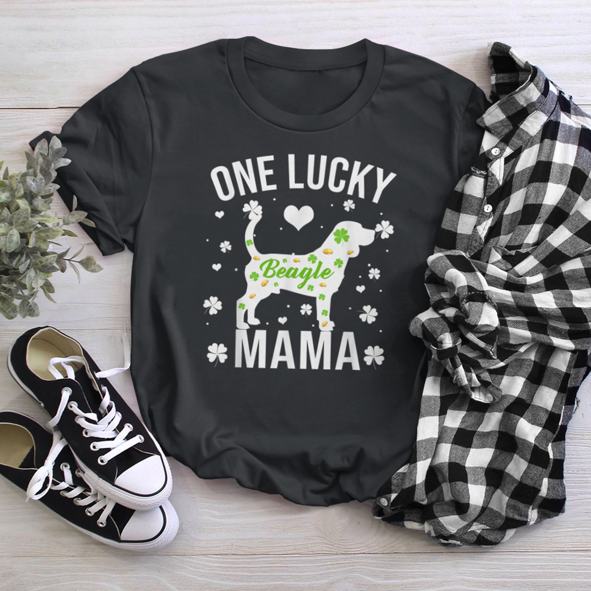 One Lucky Mama Dog Mom Beagle St Patricks Day t-shirt black