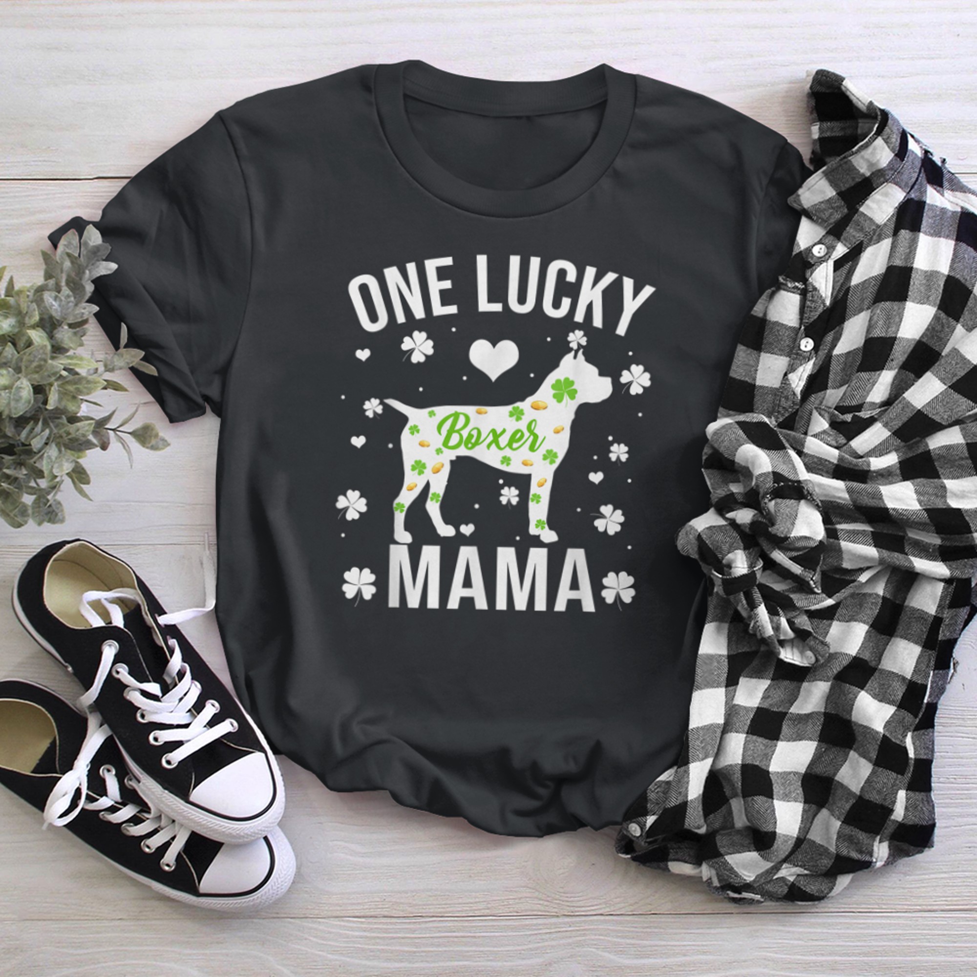 One Lucky Mama Dog Mom Boxer St Patricks Day t-shirt black