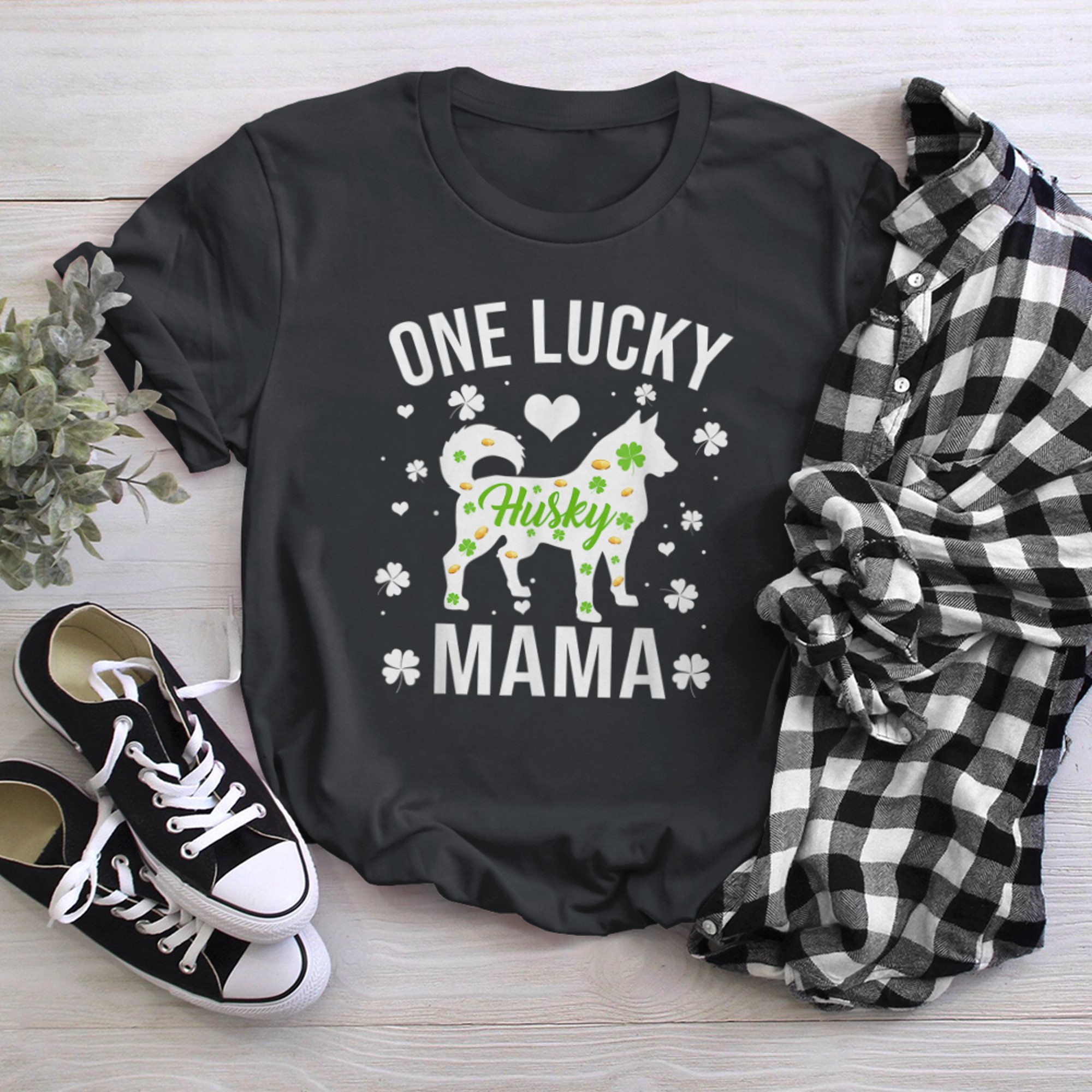 One Lucky Mama Dog Mom Husky St Patricks Day t-shirt black