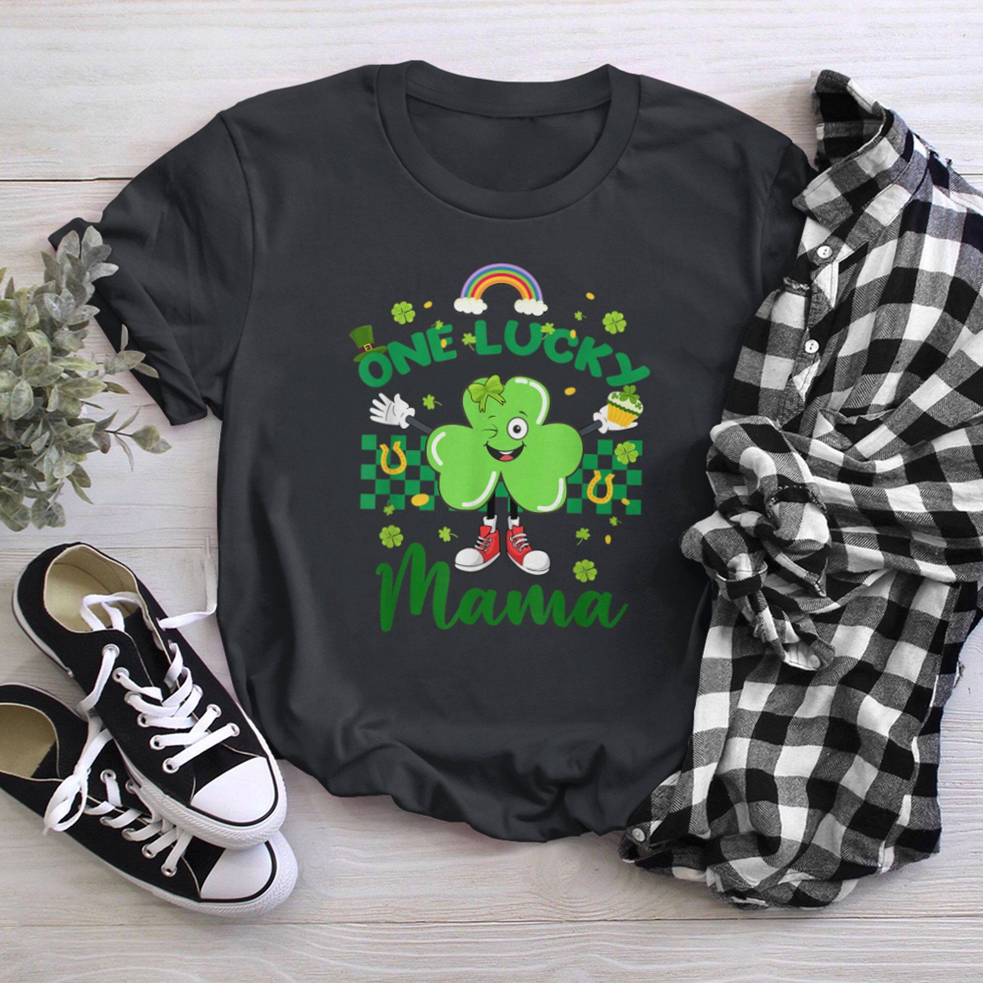 One Lucky Mama Family St Patricks Day Mom St Paddy Day t-shirt black