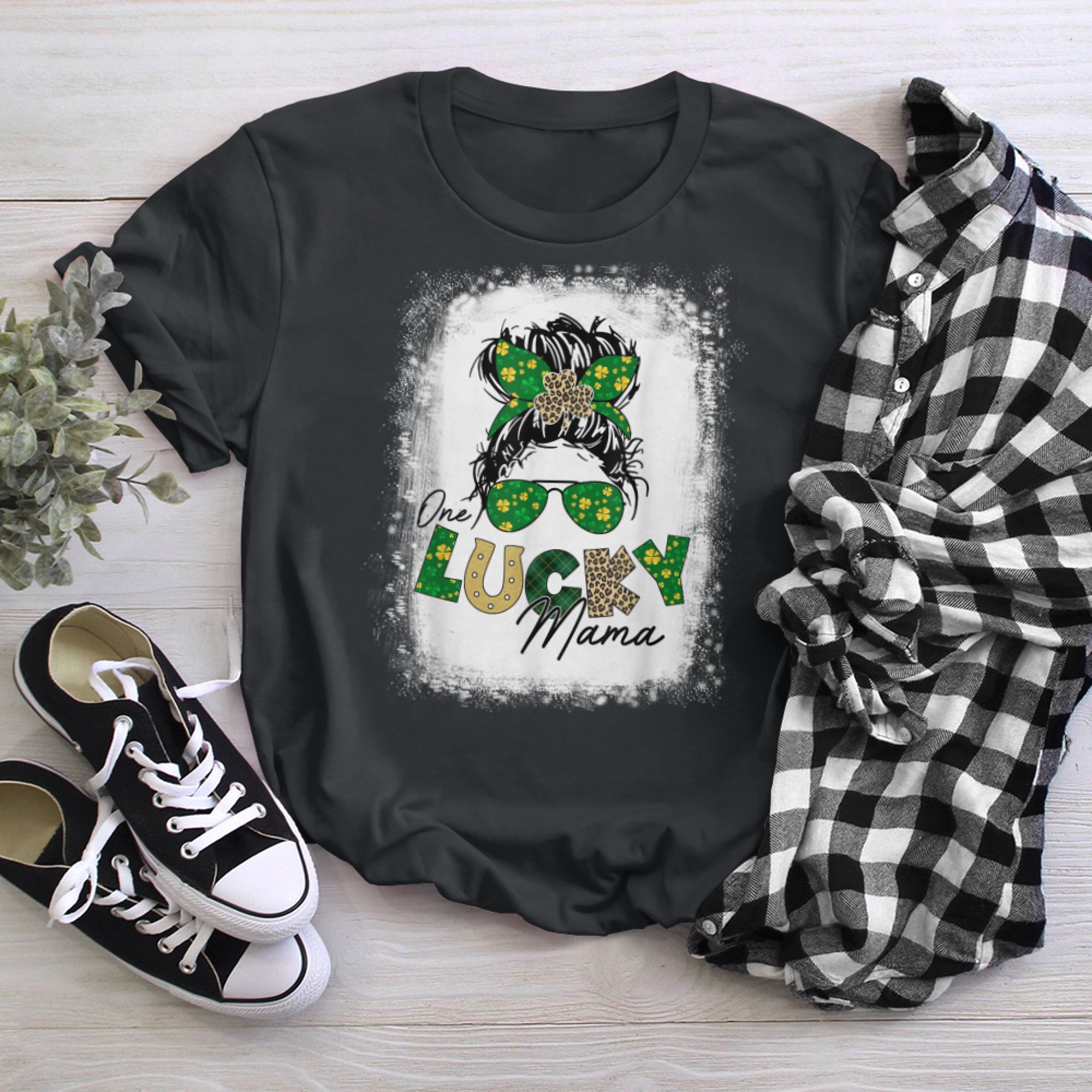 One Lucky Mama Funny Father Irish Clovers St Patrick's Day t-shirt black