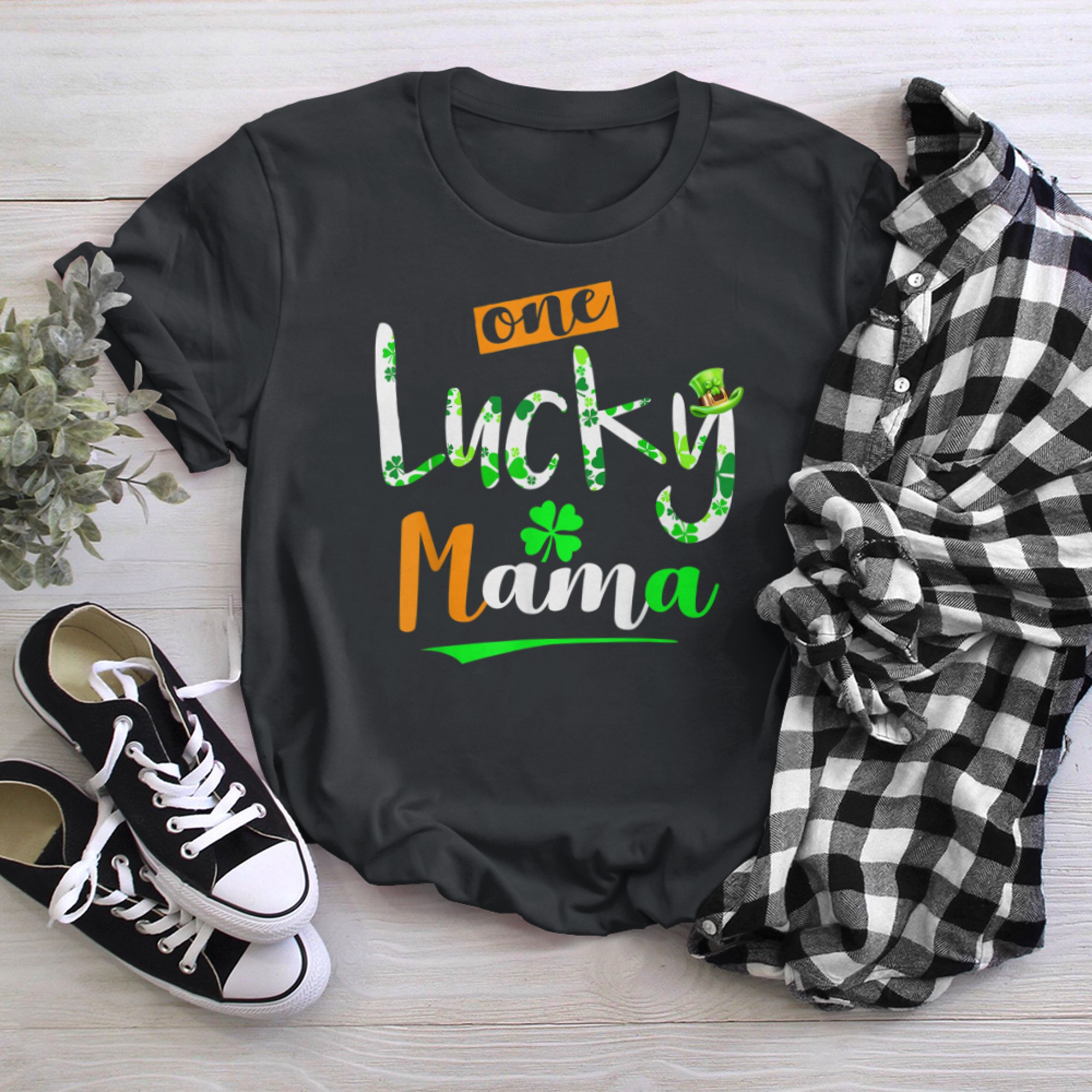 One lucky mama funny Irish lucky clover cute Patrick's day t-shirt black