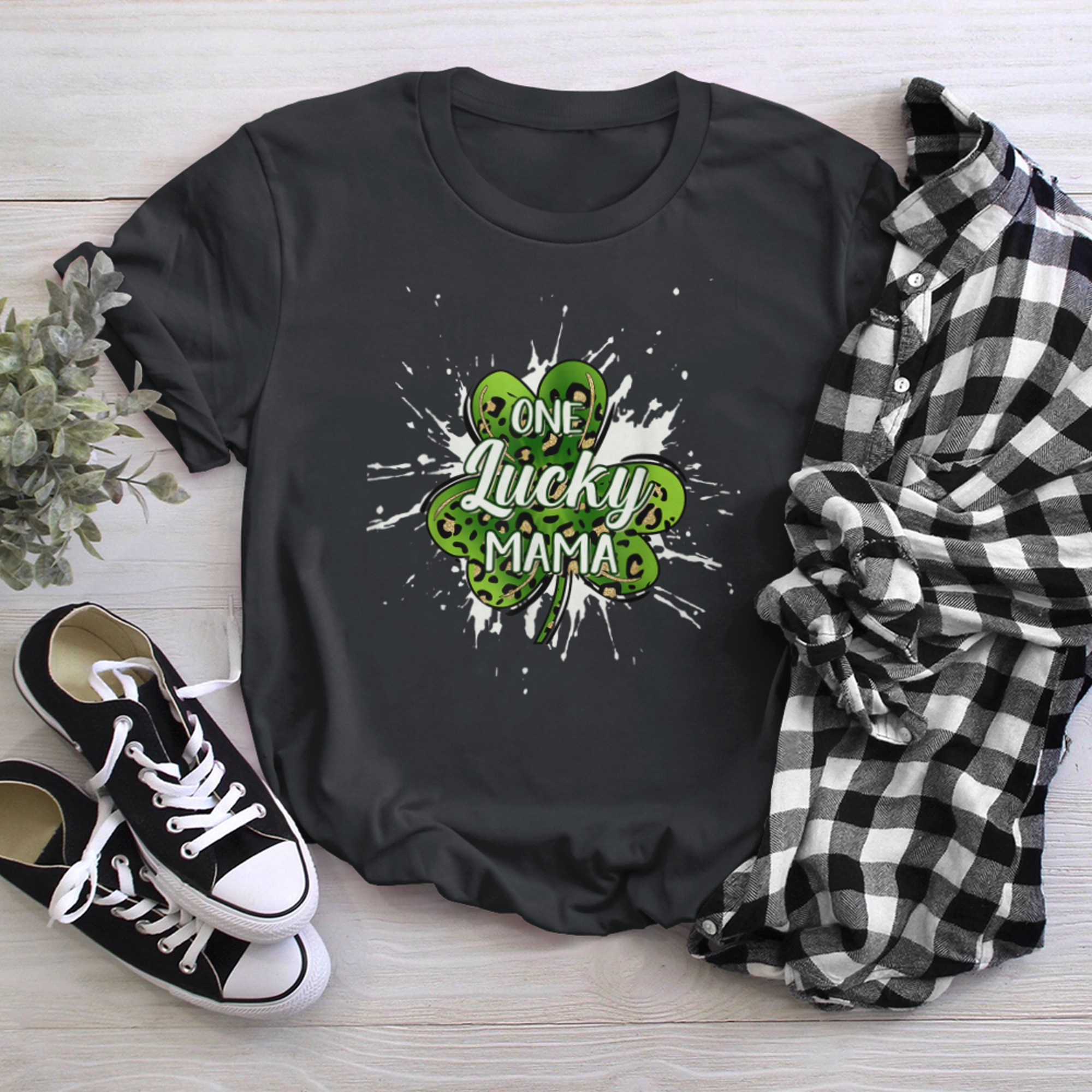 One Lucky Mama Funny Irish Shamrocks St Patrick's Day (1) t-shirt black