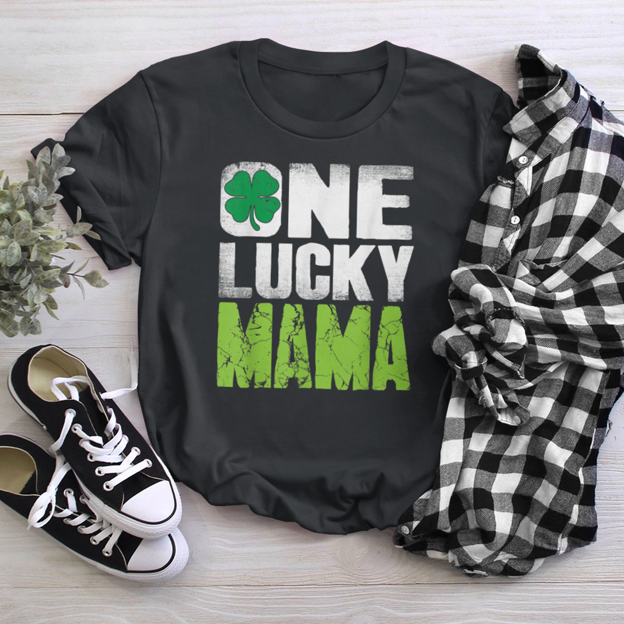 One Lucky Mama Funny Saint Patrick's Day Vintage Mom t-shirt black