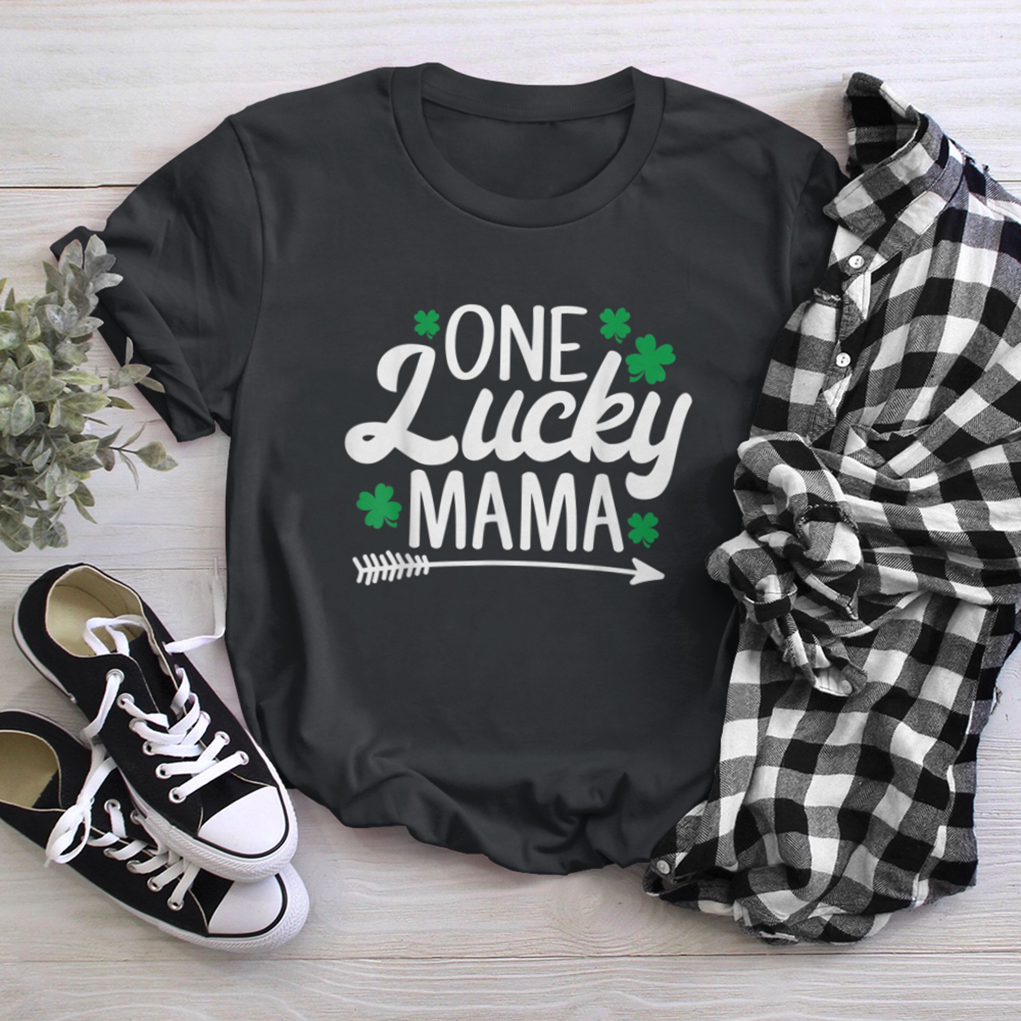 One Lucky Mama Funny Shamrock St Patrick's Day t-shirt black