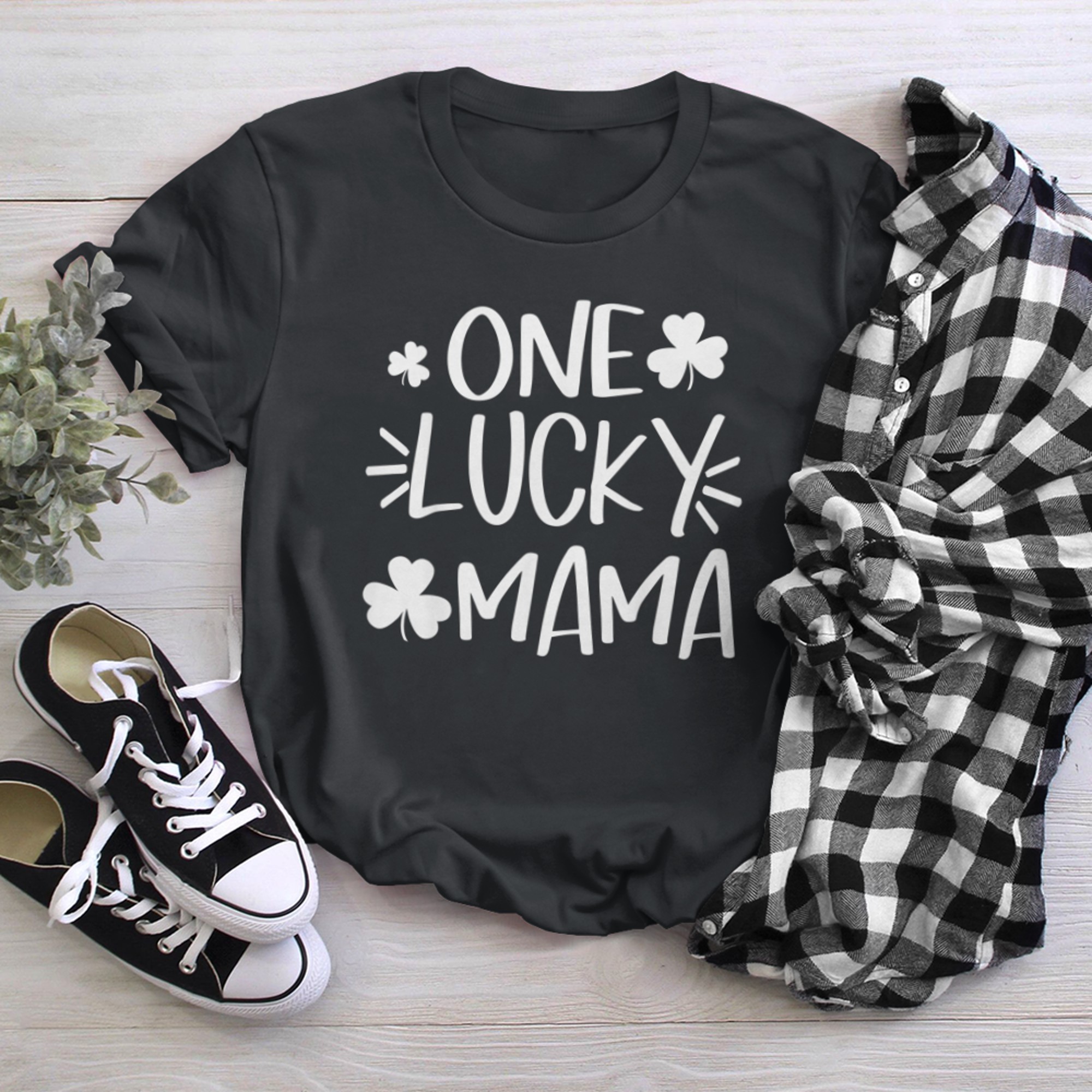 One Lucky Mama Funny St Patricks Day Shamrock Irish Mom Fun t-shirt black