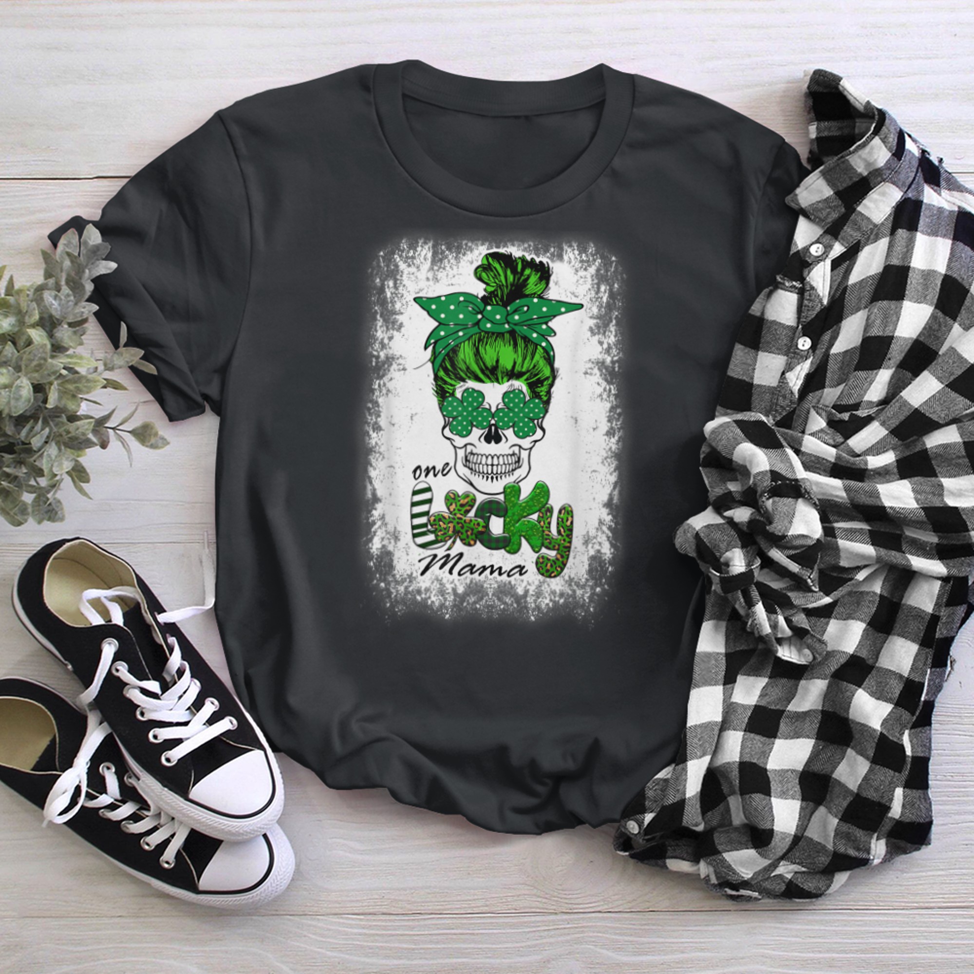 One Lucky Mama Funny St Patricks Day t-shirt black