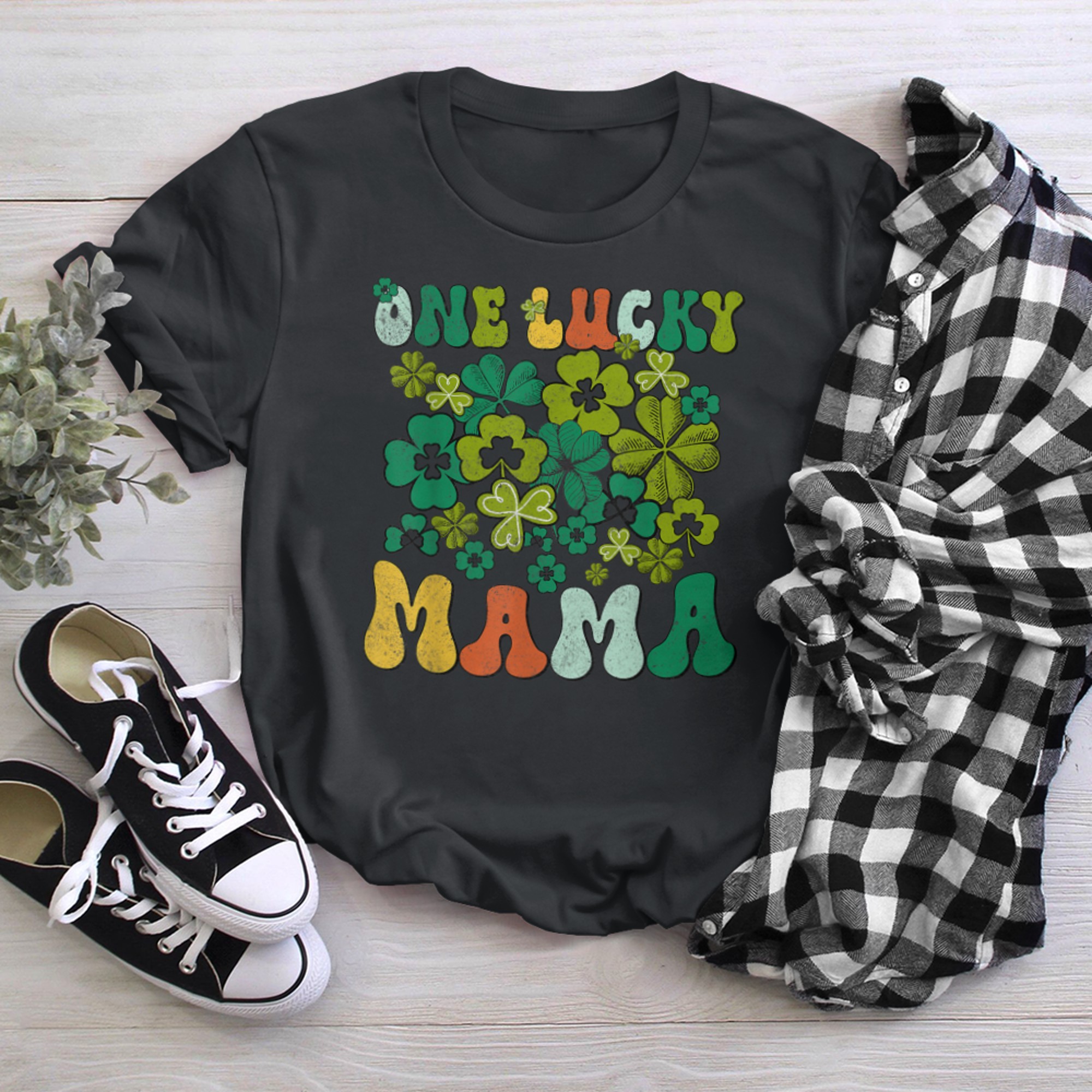 One Lucky Mama Happy St Patrick's Day Irish Familys (1) t-shirt black