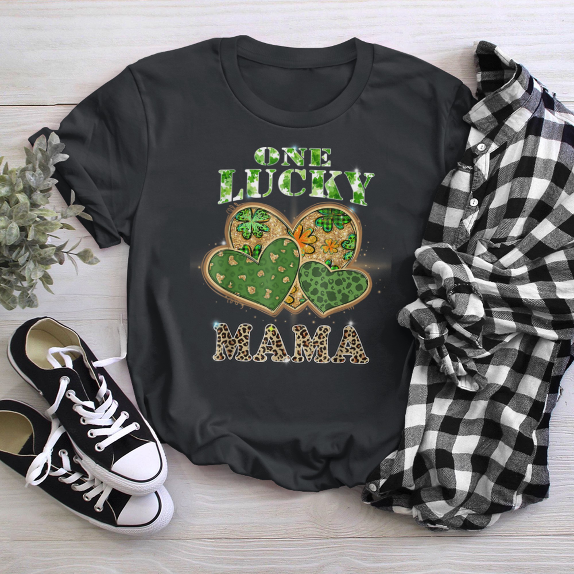 One Lucky Mama Heart Tee St Patricks Day Mama Funny Irish t-shirt black