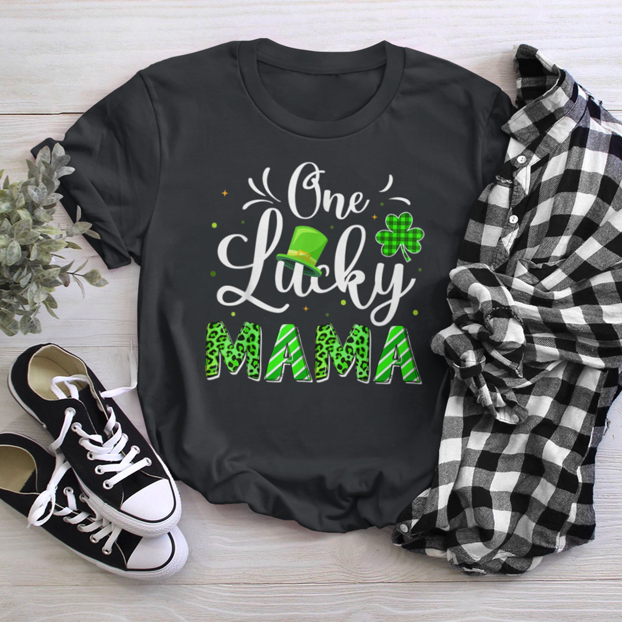 One Lucky Mama Irish Shamrock Leopard St Patrick's Day Women (1) t-shirt black