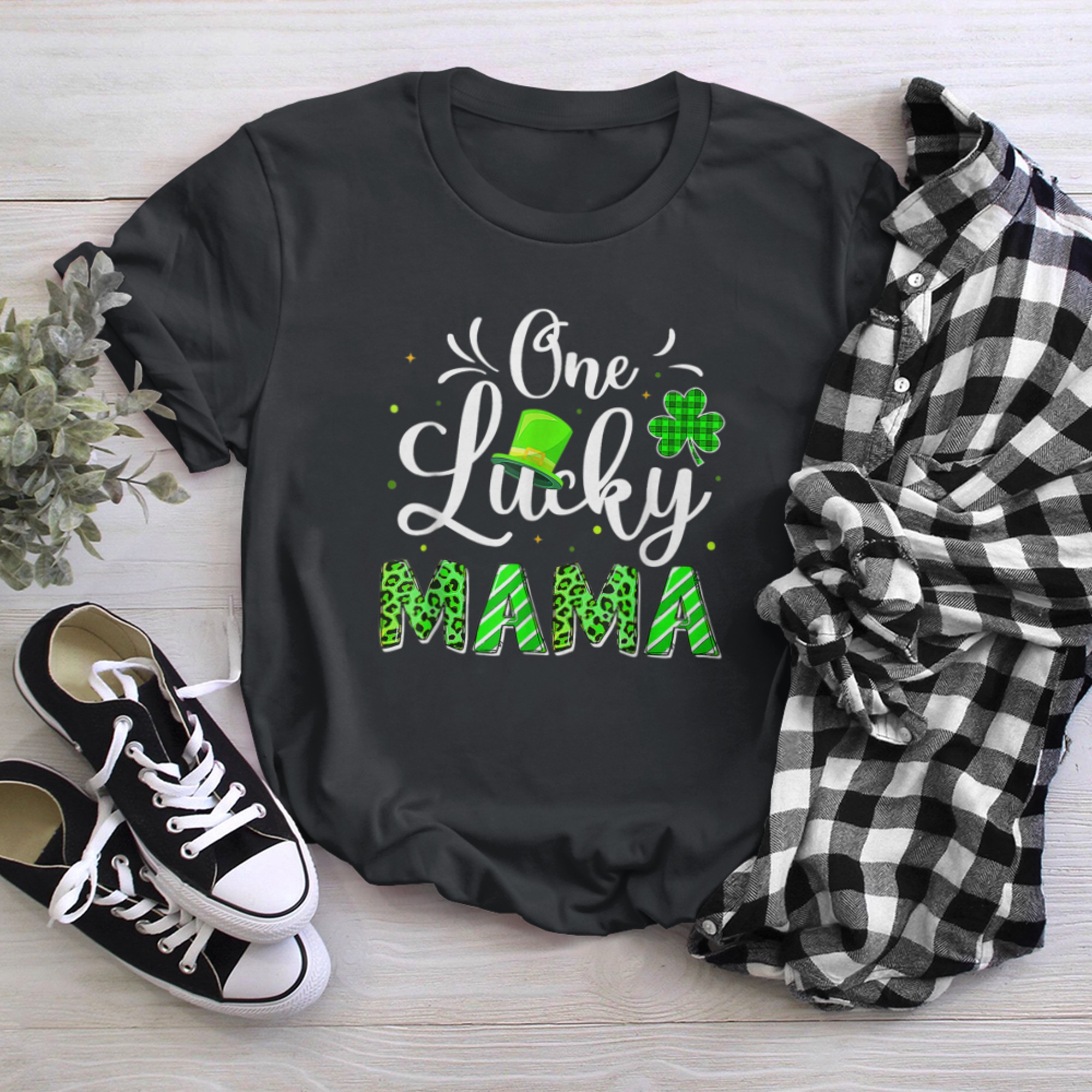 One Lucky Mama Irish Shamrock Leopard St Patrick's Day Women (2) t-shirt black