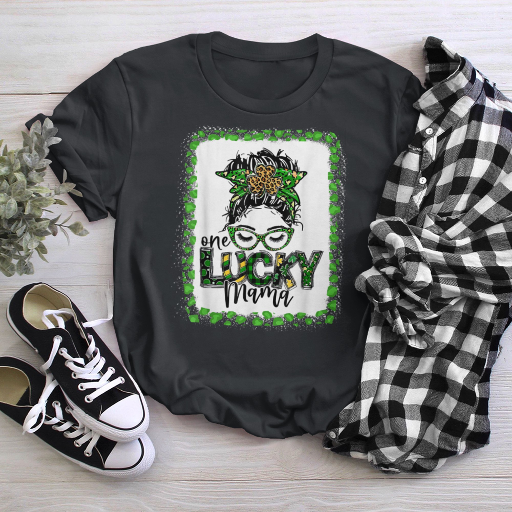 One Lucky Mama Irish St Patrick's Day Mom Messy Bun Hair t-shirt black