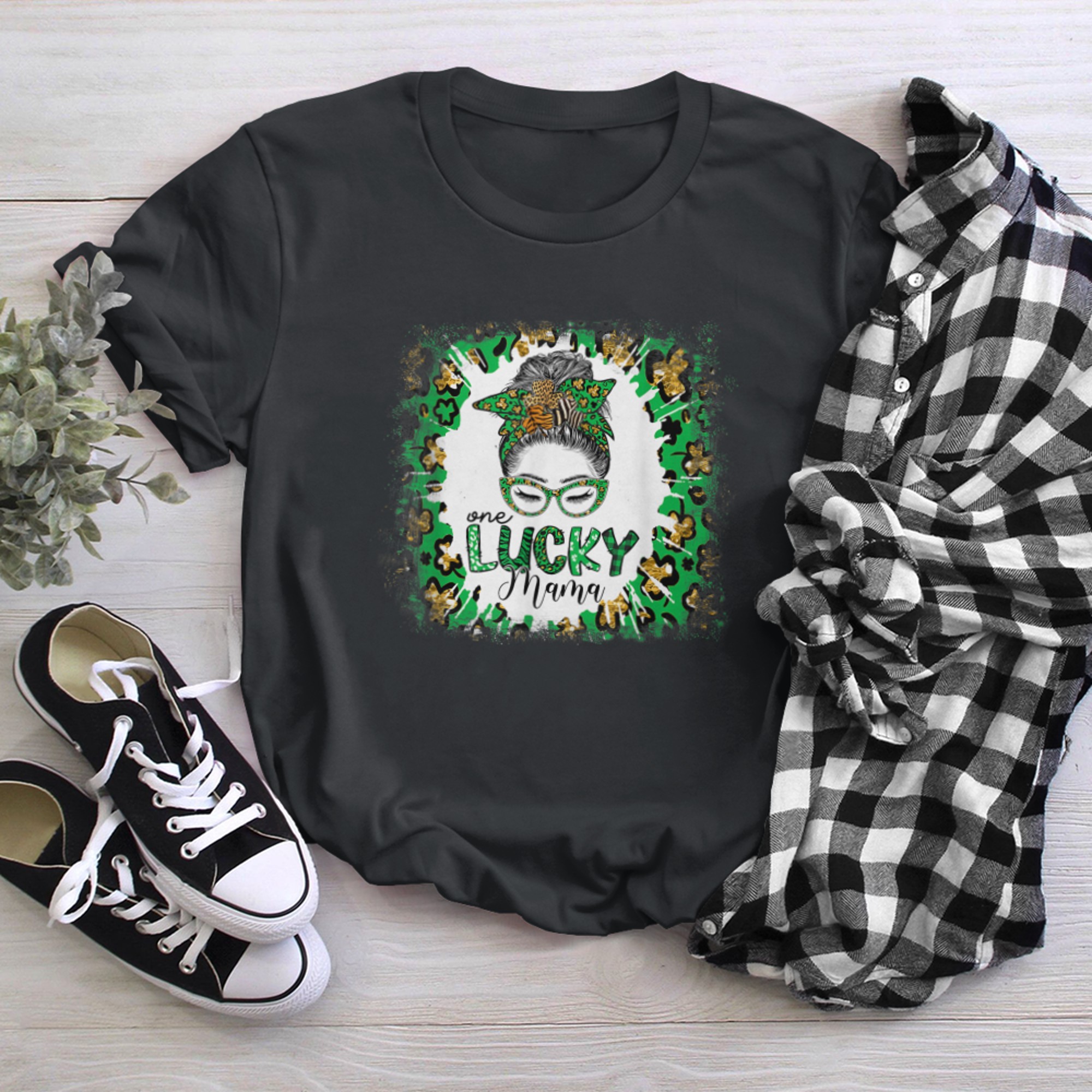 One Lucky Mama Leopard Messy Bun Saint Patrick's Day Irish (2) t-shirt black