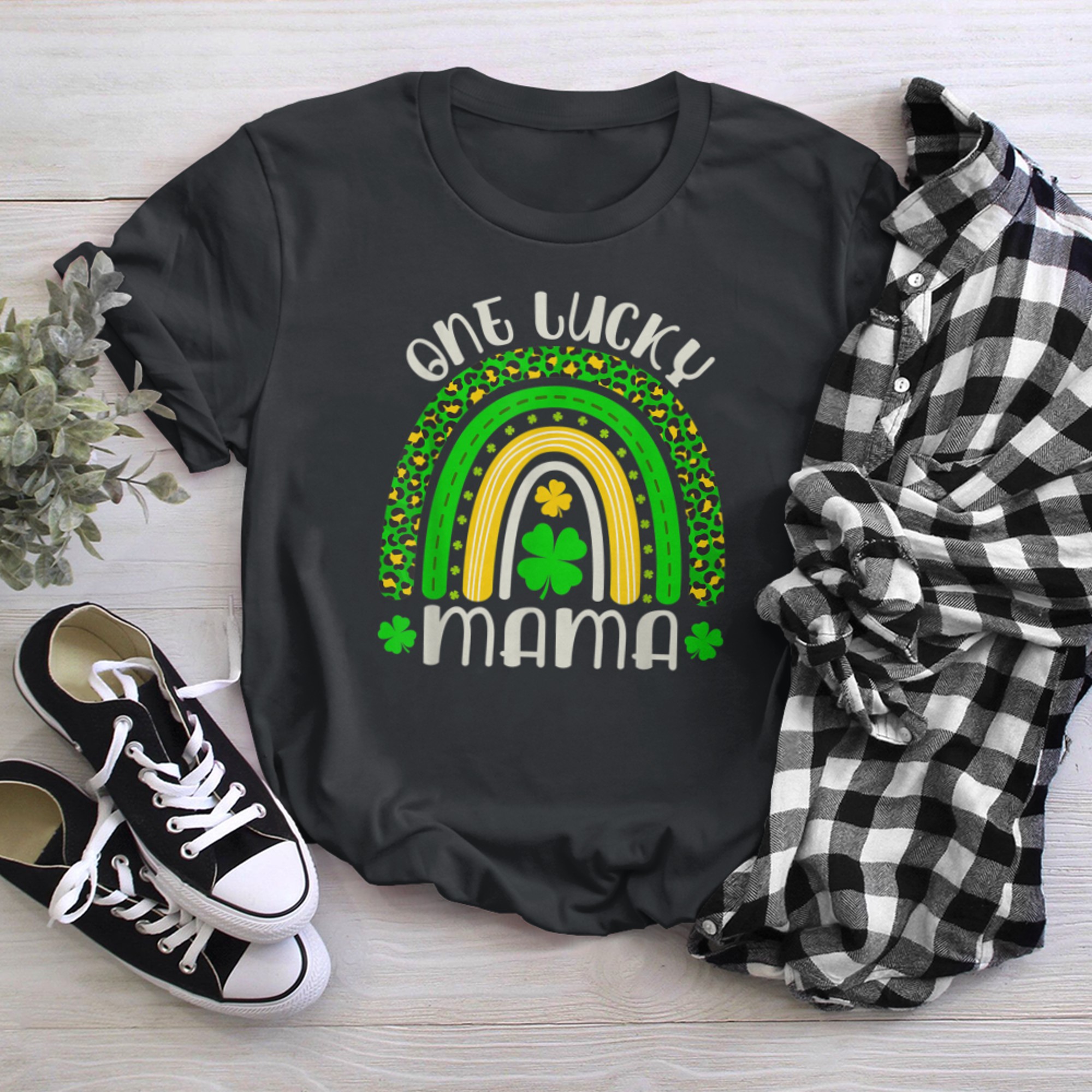 One Lucky Mama Leopard Rainbow Cute Lucky Mom St. Patricks t-shirt black