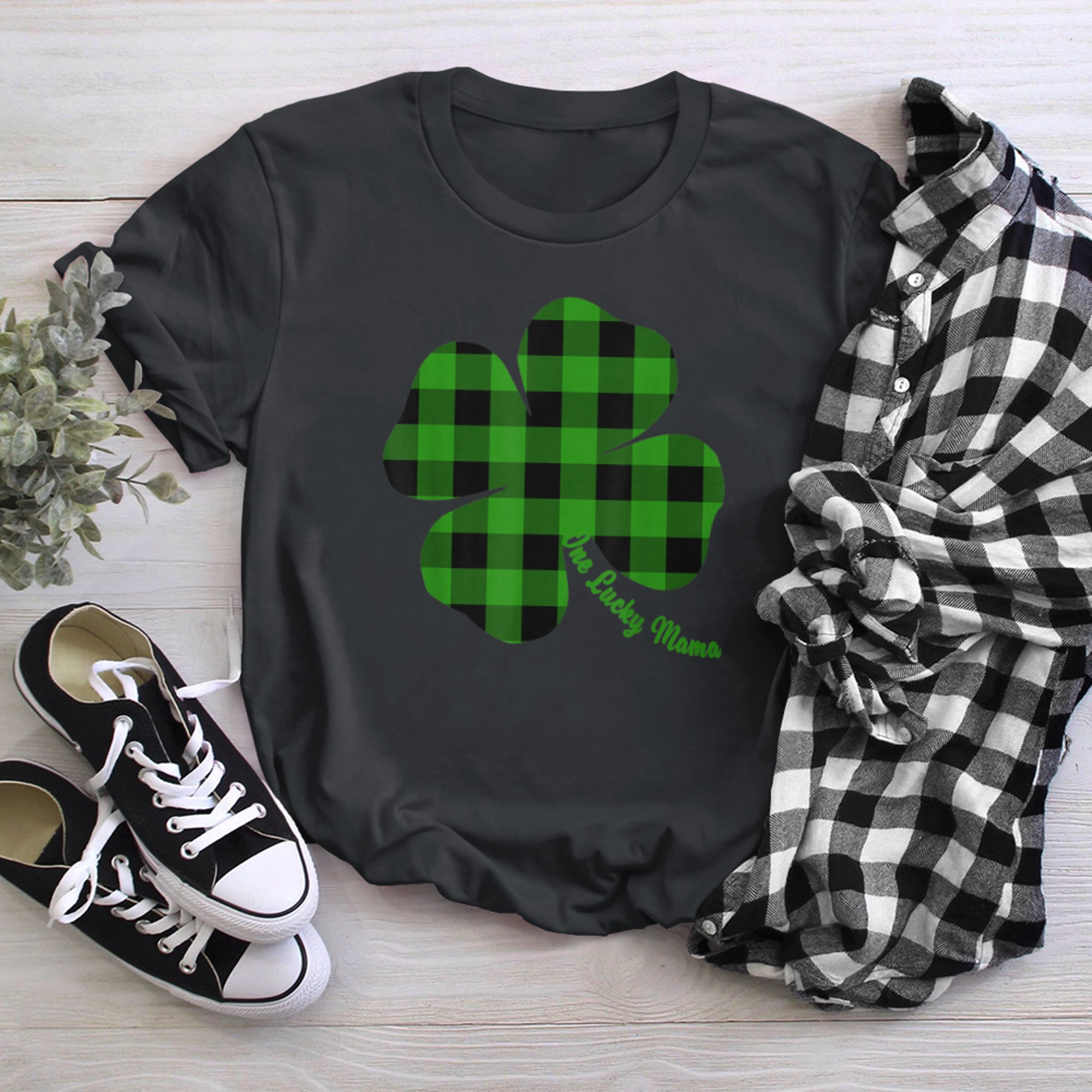 One Lucky Mama Letter Funny Shamrock t-shirt black