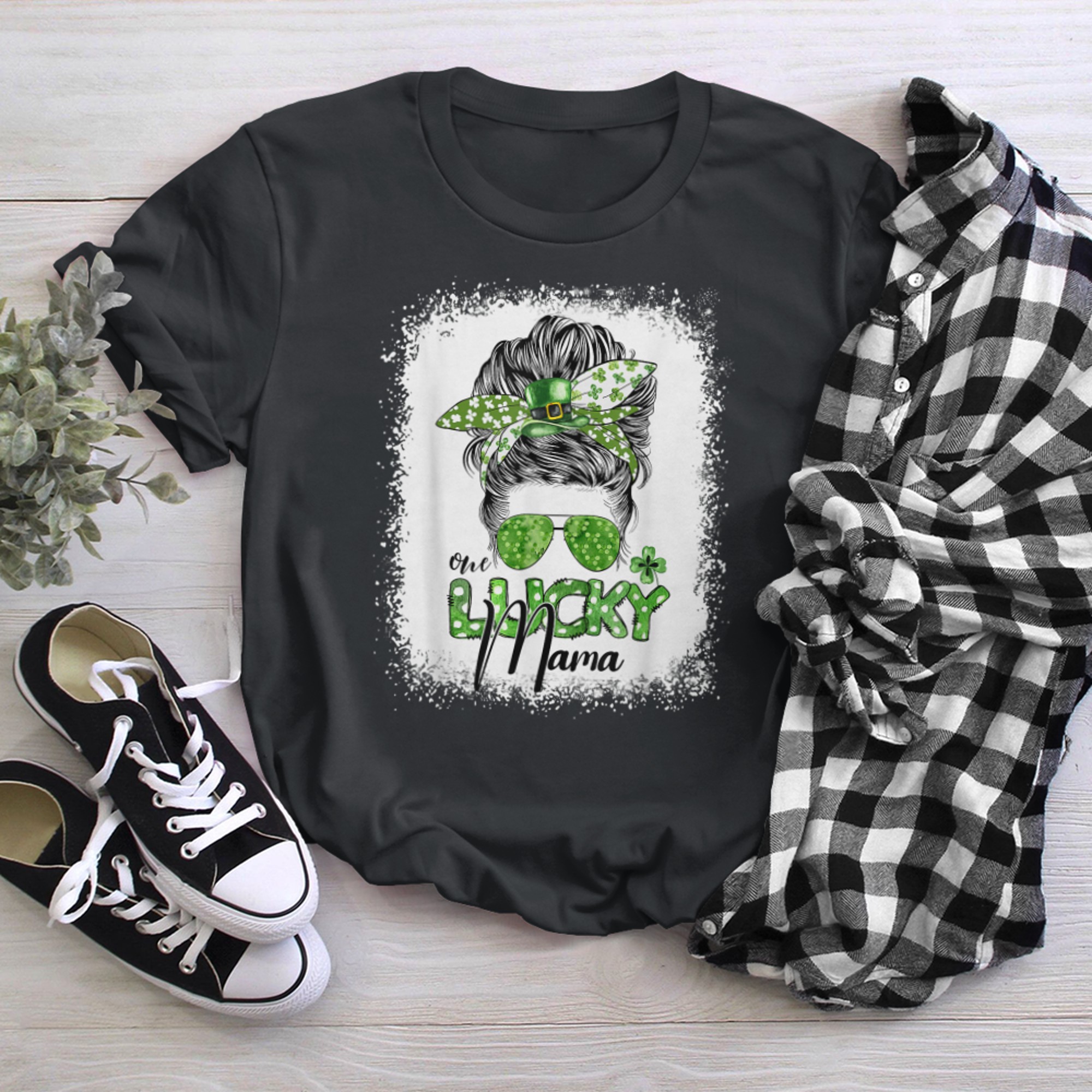 One Lucky Mama Messy Bun St Patricks Day Shamrock (1) t-shirt black