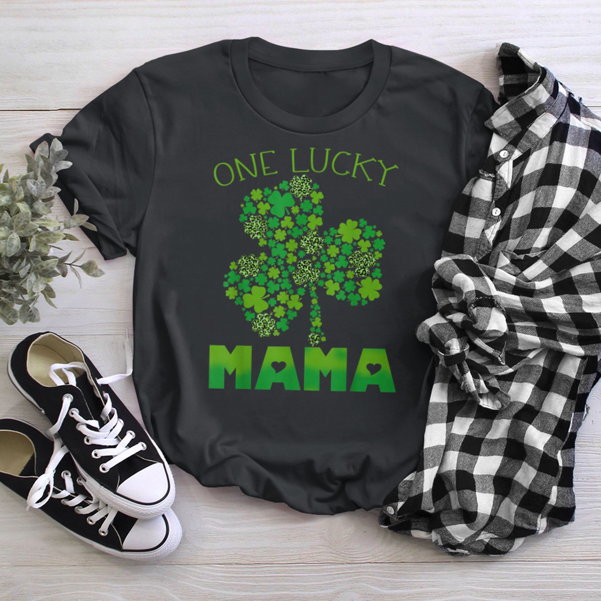 One Lucky Mama Patrick's Day Leopard Shamrock t-shirt black