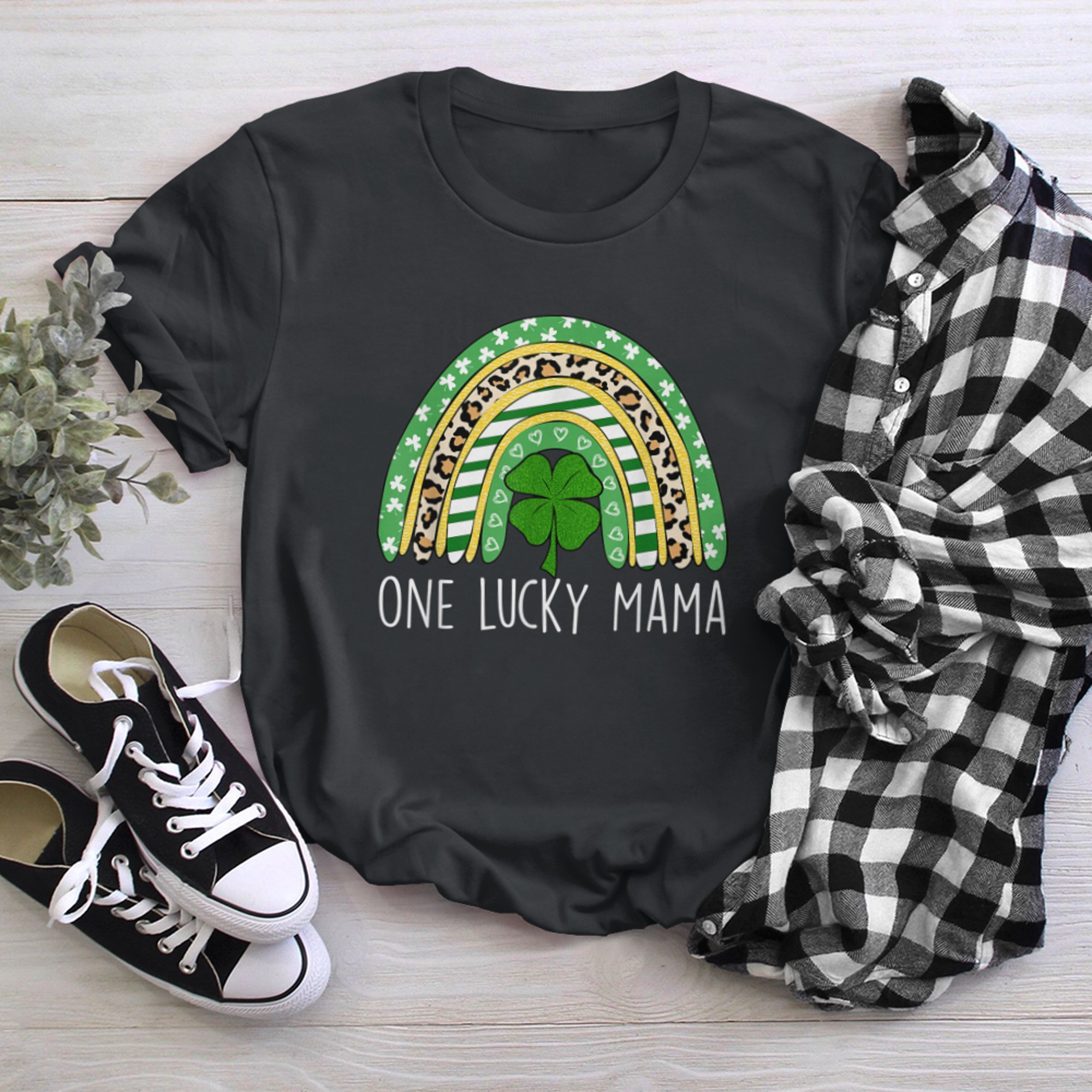 One Lucky Mama Shamrock Funny St Patricks Day Matching t-shirt black