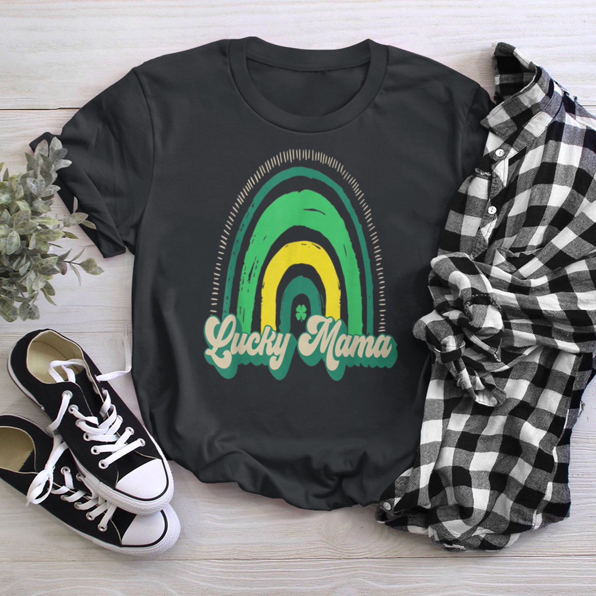 One Lucky Mama Shirt For Mom of Newborn St Patrick Pregnancy (1) t-shirt black