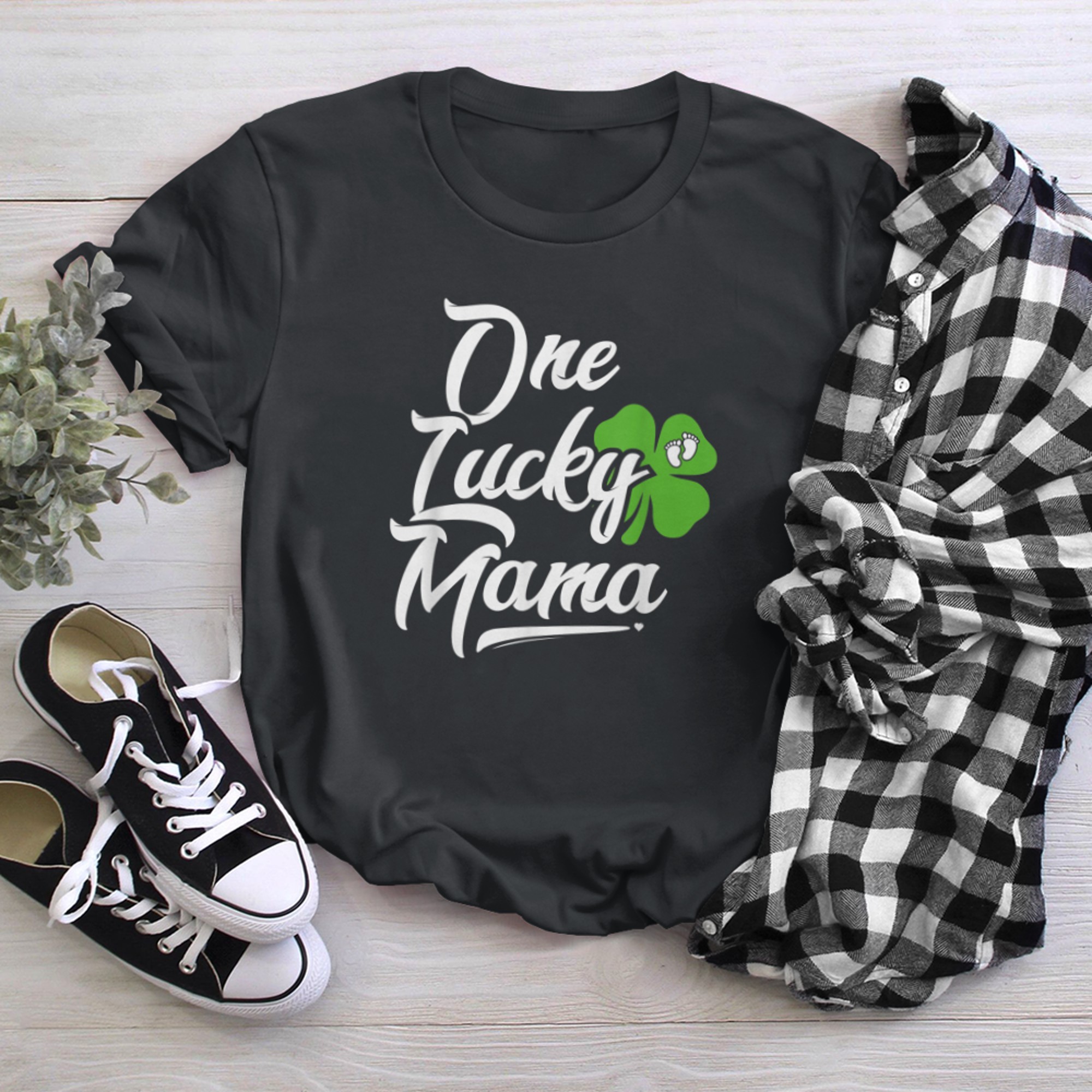 One Lucky Mama Shirt Women Cute Pregnancy St Patricks Day t-shirt black