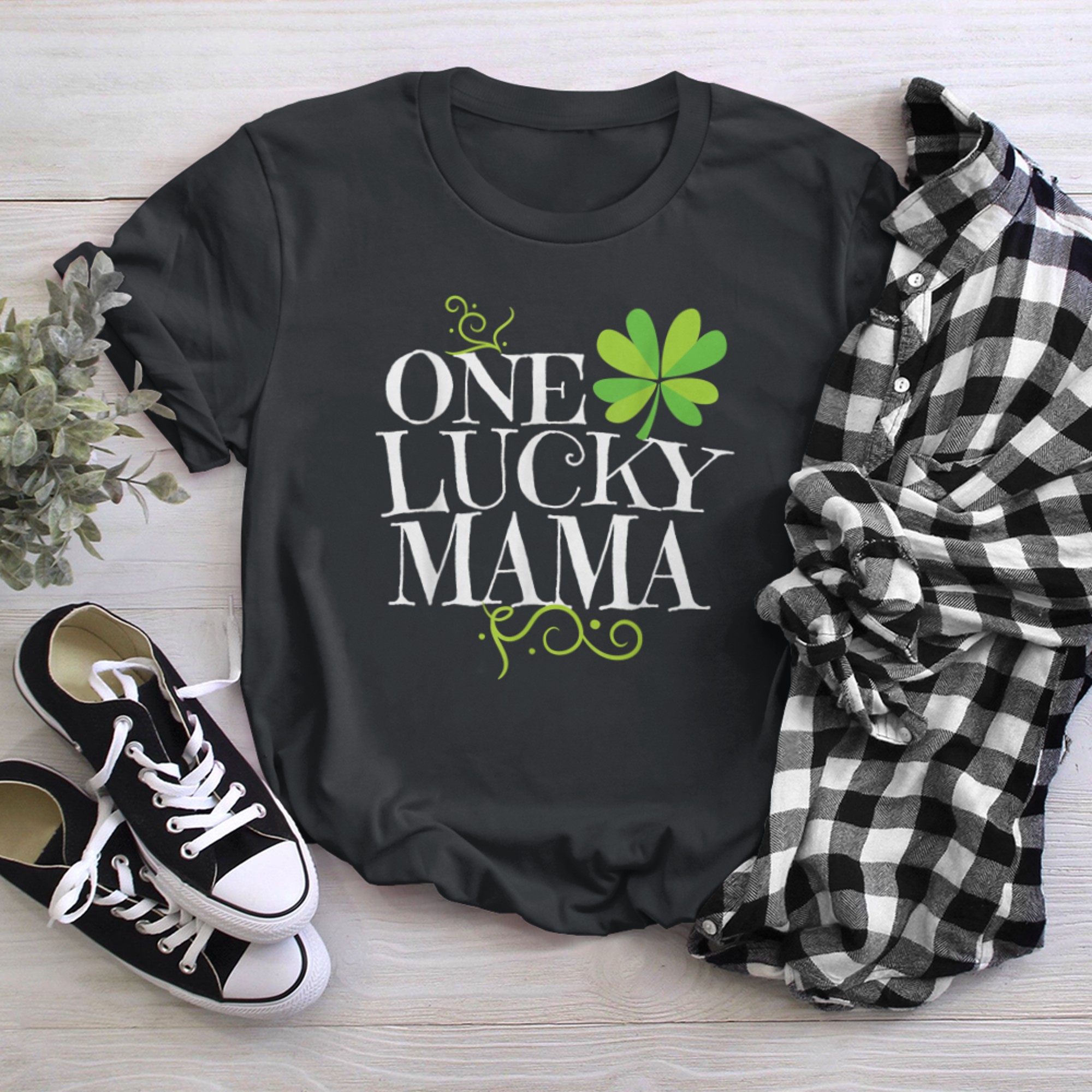 One Lucky Mama St Paddys Day Mom St Patricks Pregnancy New t-shirt black