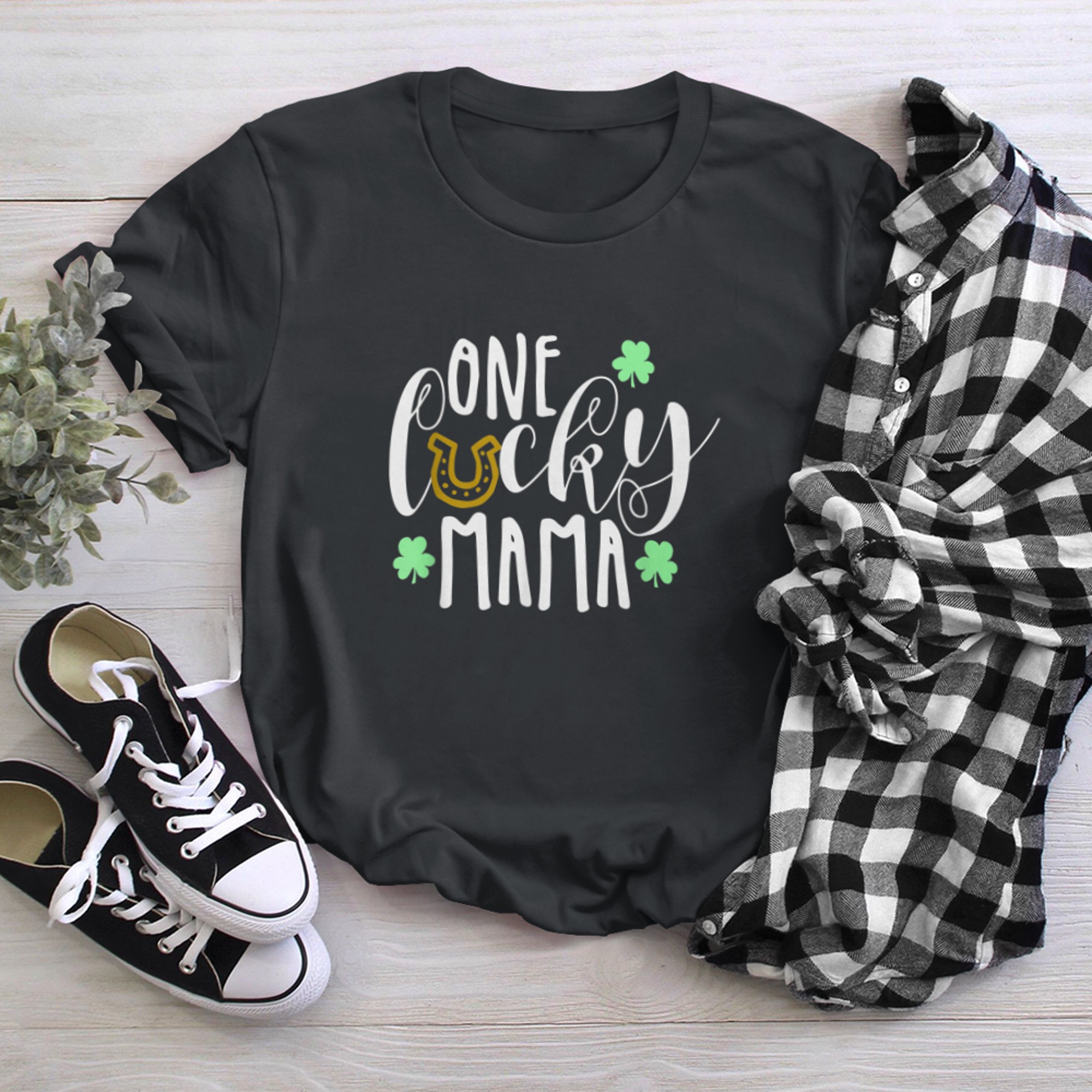 One Lucky Mama St. Patrick's Day Horseshoe Shamrock Mom (1) t-shirt black