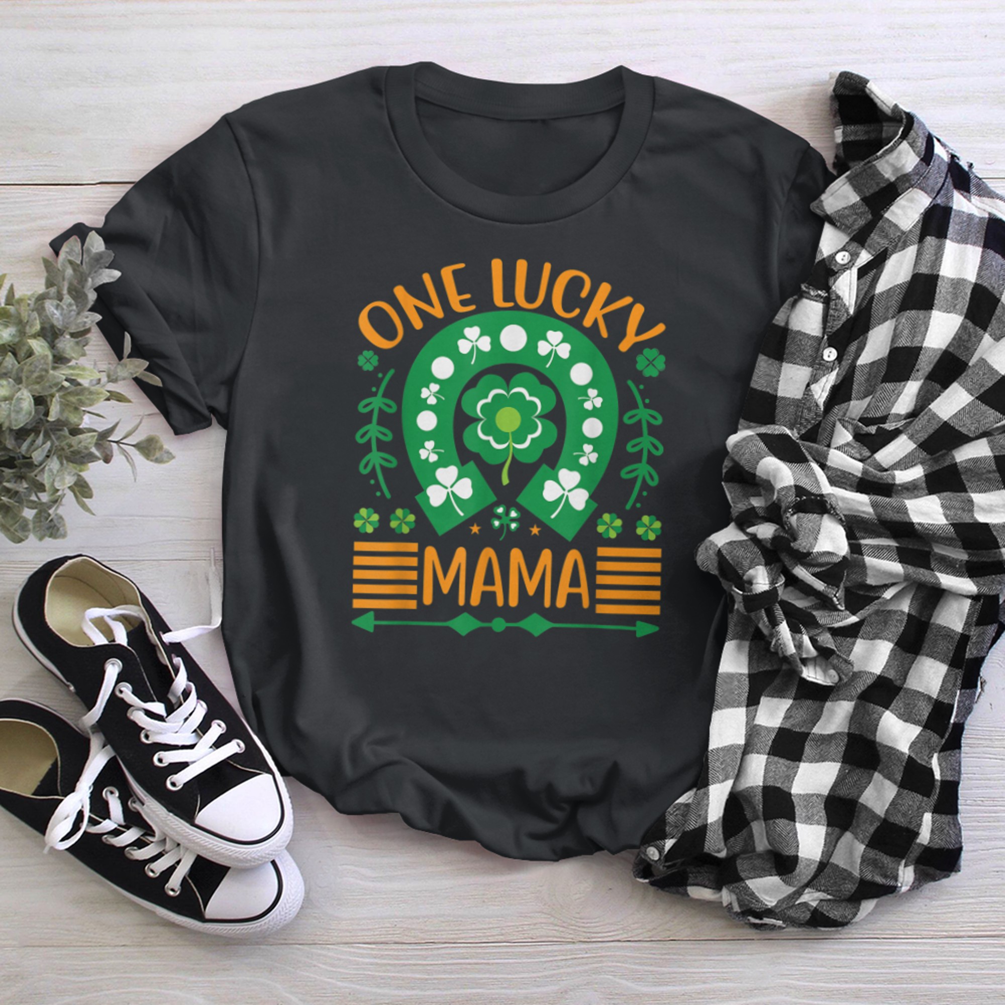 One Lucky Mama St. Patrick's Day Horseshoe Shamrock Mom (2) t-shirt black