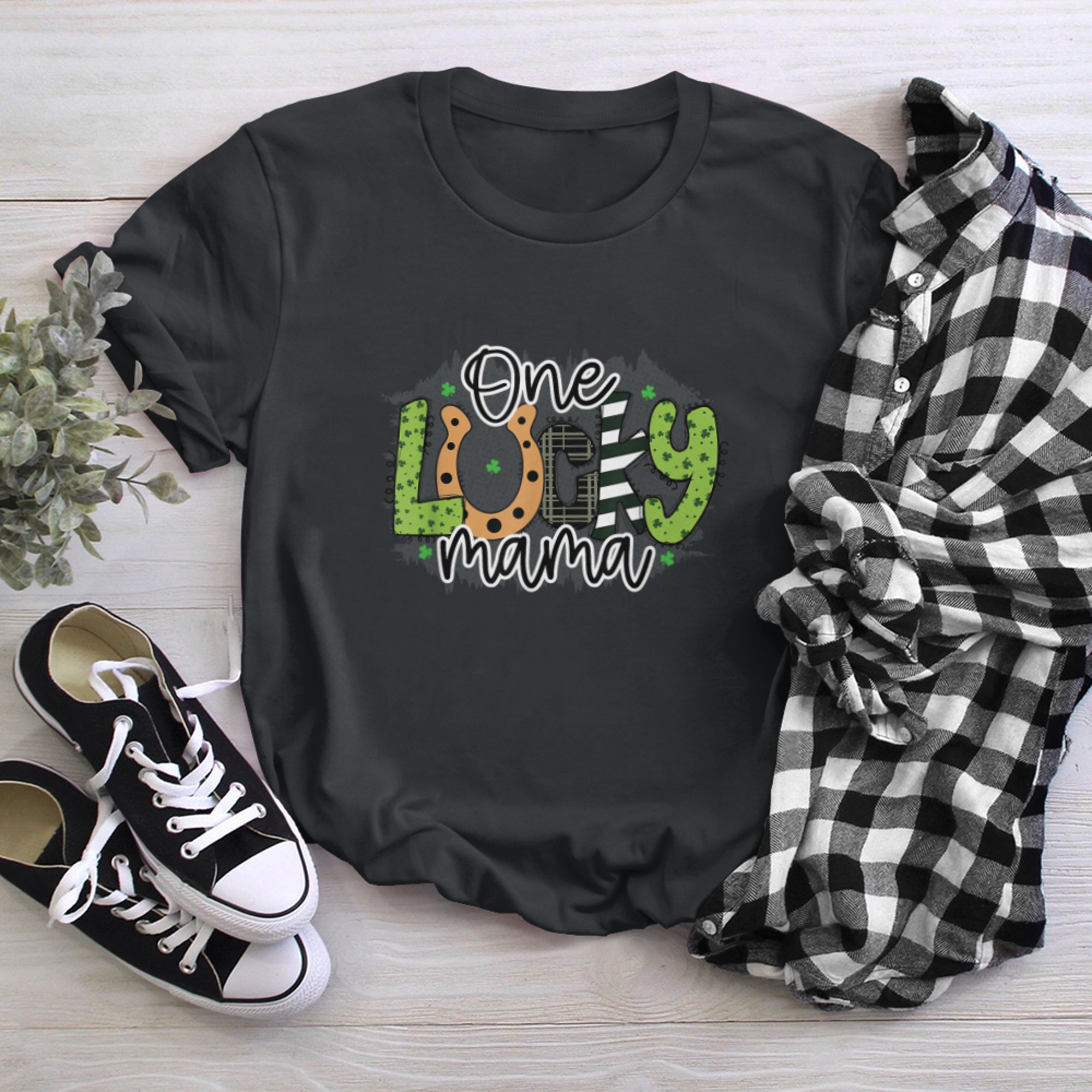 One Lucky Mama St. Patrick's Day Horseshoe Shamrock Mom t-shirt black