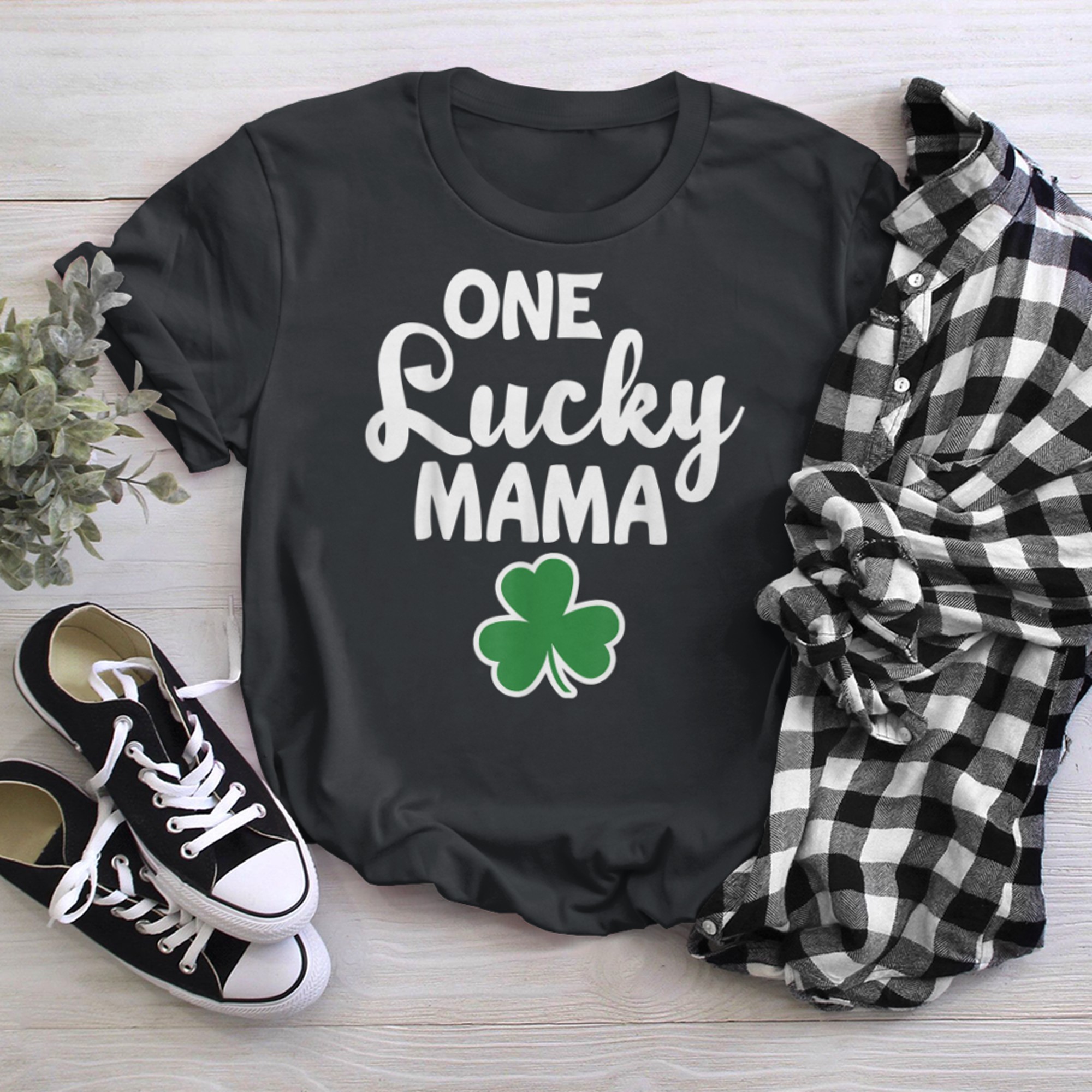 One Lucky Mama St Patricks Day Irish Mama Funny Mom Shamrock t-shirt black