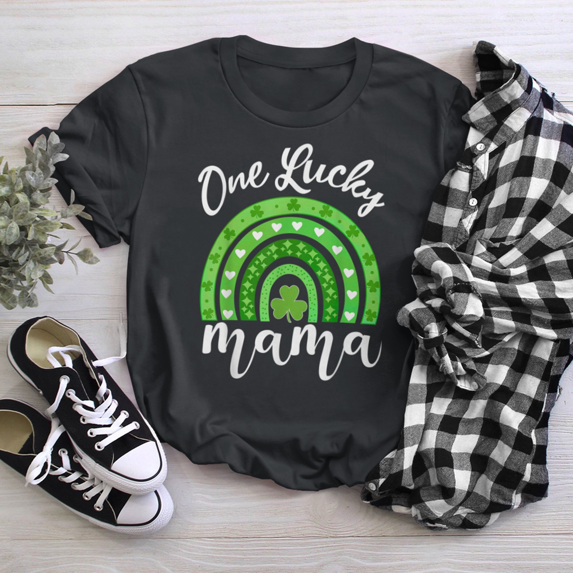 One Lucky Mama St Patricks Day Irish Rainbow Mom Shamrock t-shirt black