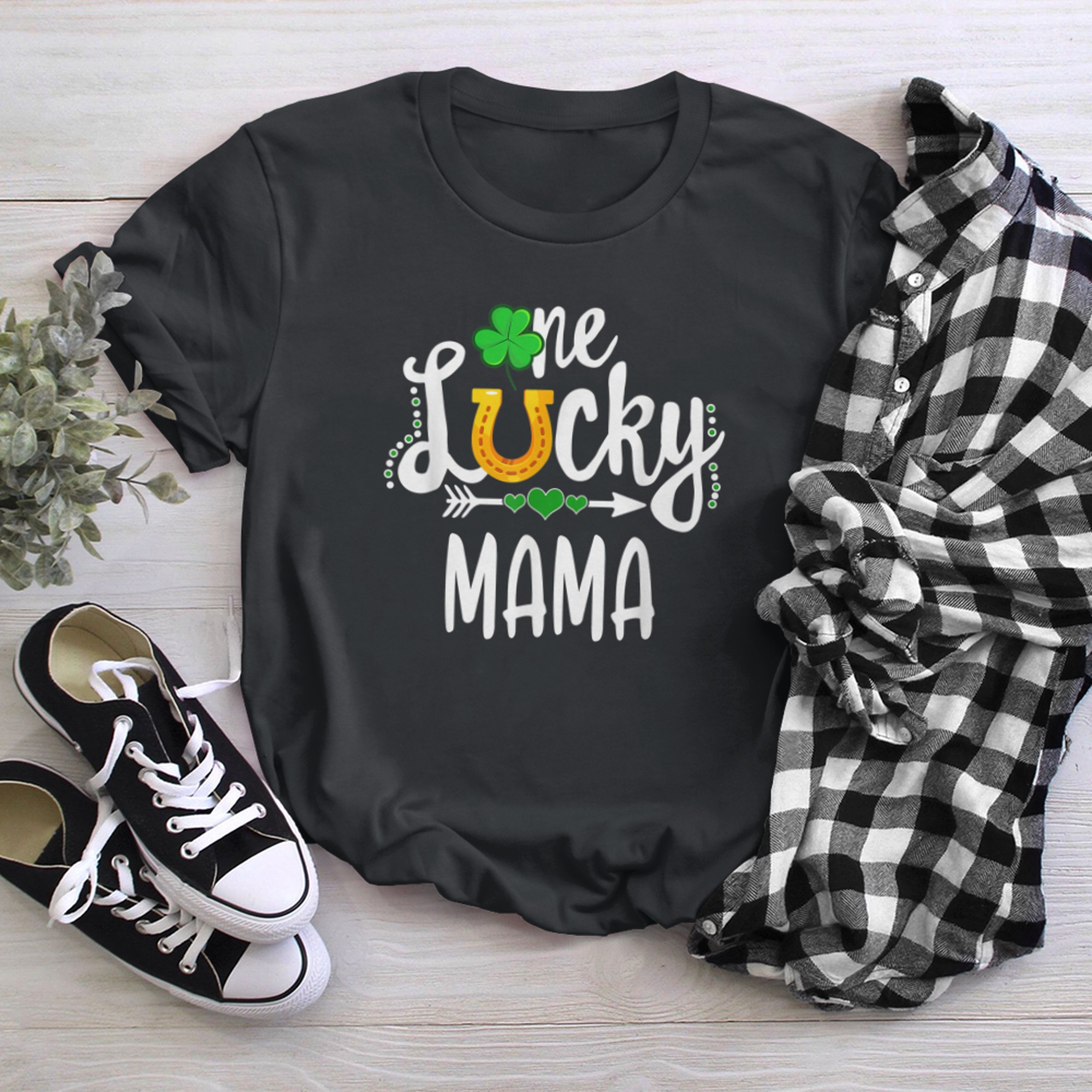 One Lucky mama St Patricks Day MatchingMom Mother t-shirt black