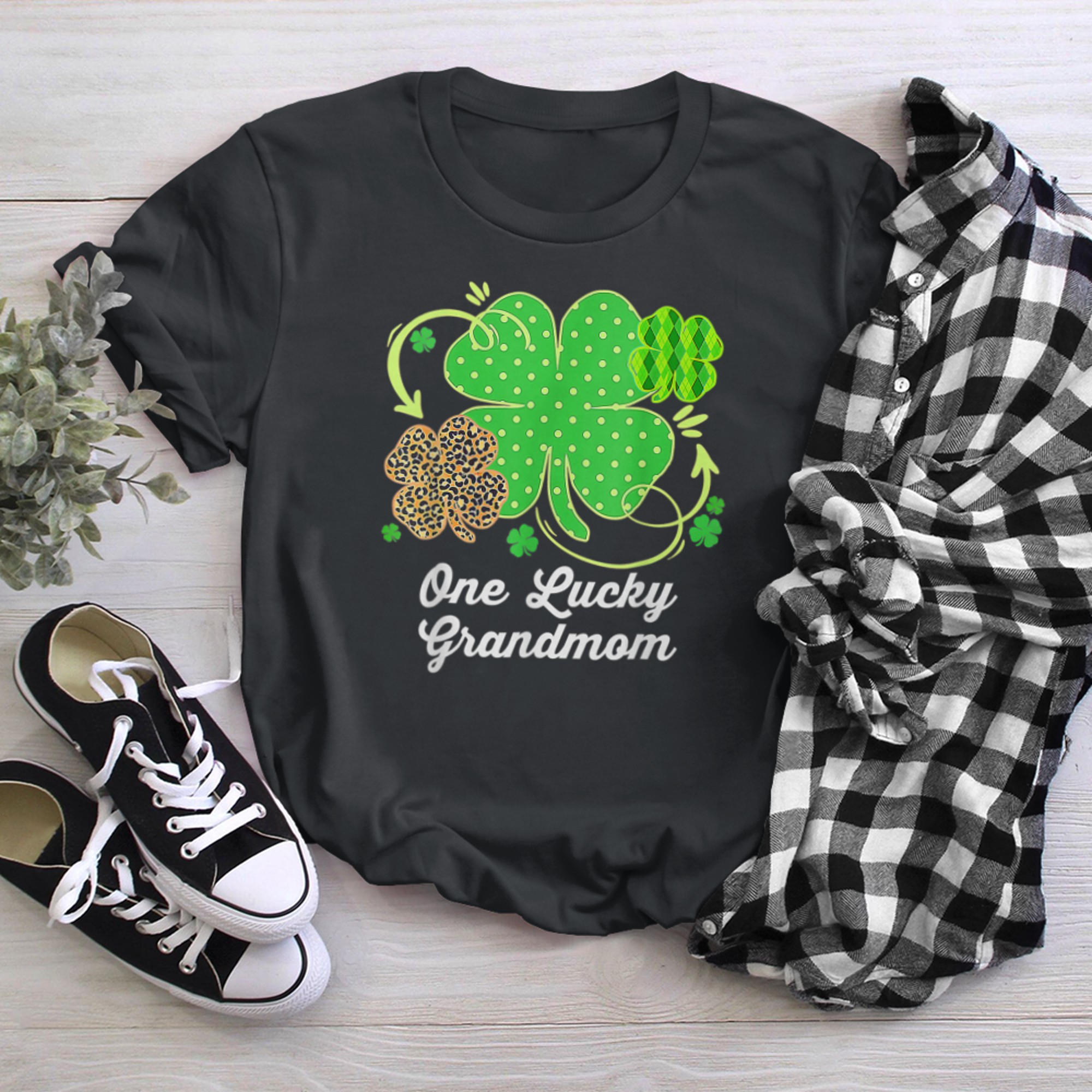 One Lucky Mama St. Patrick's Day Messy Bun Leopard Bandana t-shirt black