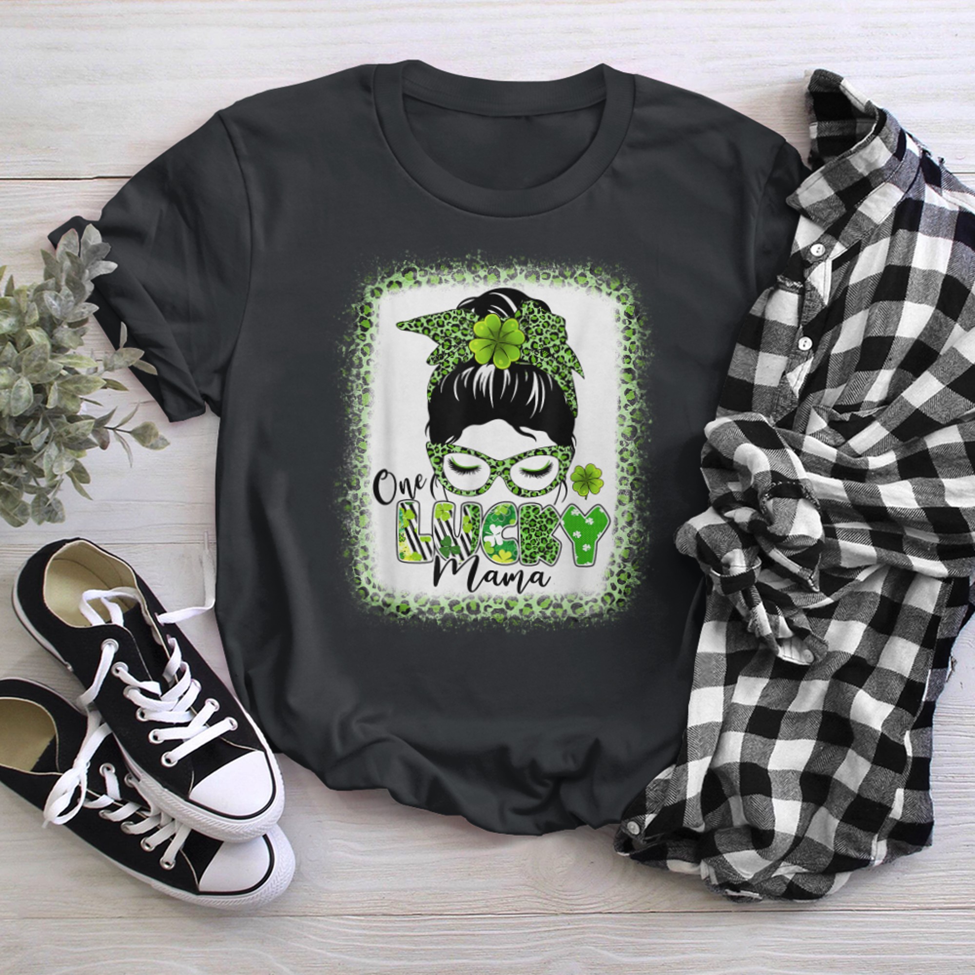 One Lucky Mama St Patricks Day Messy Bun Leopard Shamrock t-shirt black