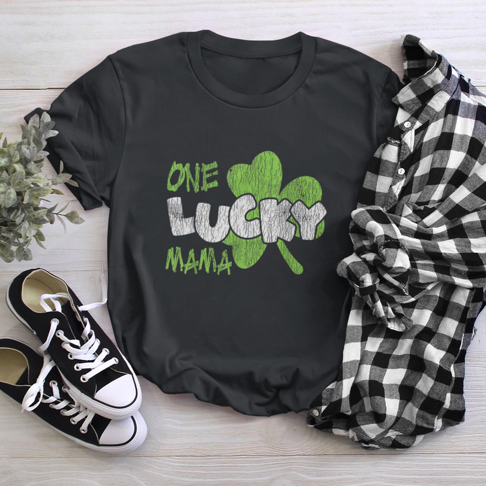 One Lucky Mama St. Patrick's Day Mom Family Matching Mother t-shirt black