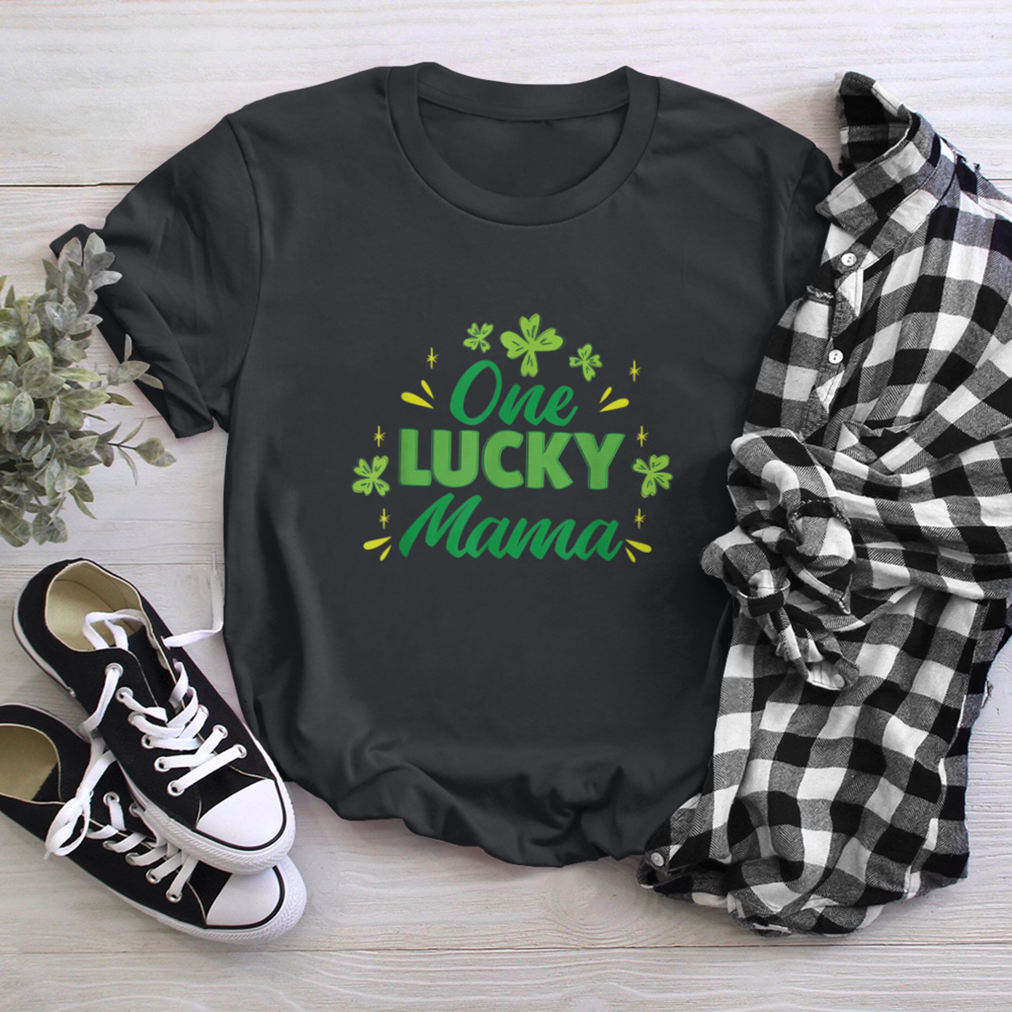 One Lucky Mama, St Patrick's Day Mom t-shirt black