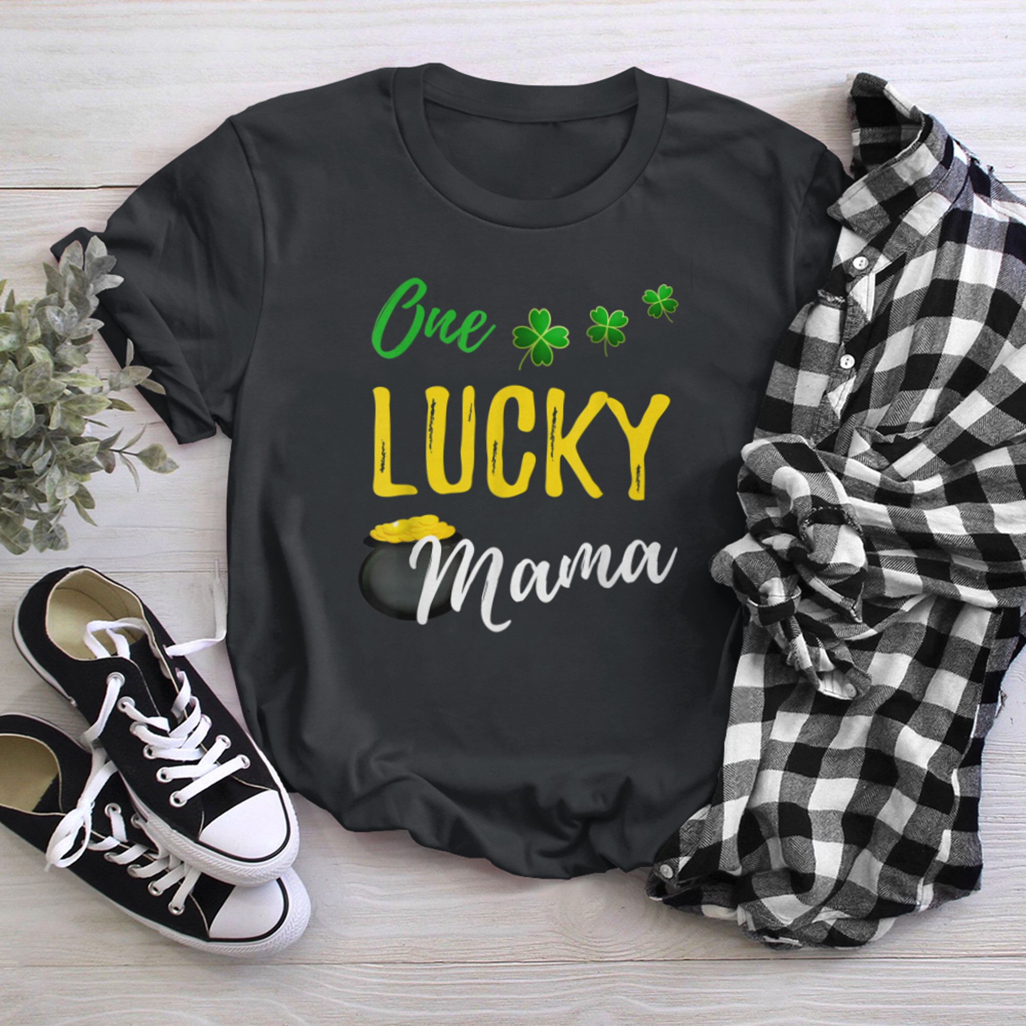 One Lucky Mama St Patrick's Day Pot of Gold Shamrock Clover t-shirt black