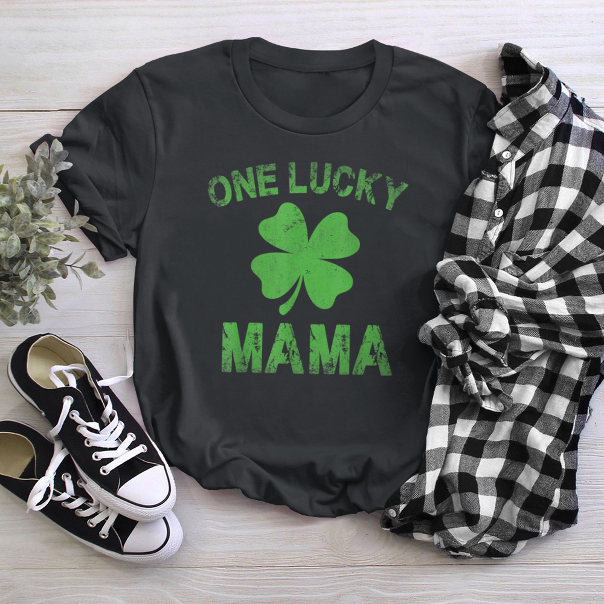 One Lucky Mama St Patricks Day Retro Daddy Fathers t-shirt black